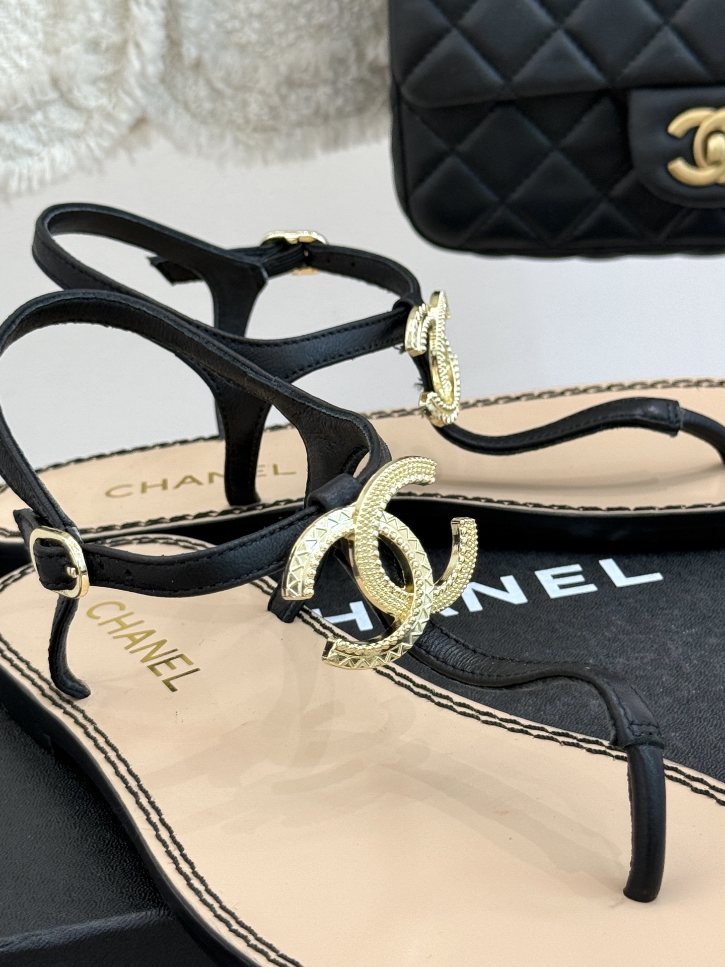 
CHANE* ｜小香25。春夏新品
双C夹脚凉鞋
好穿又出片的度假风夹脚凉鞋🏖️
简约的版型搭配双C扣