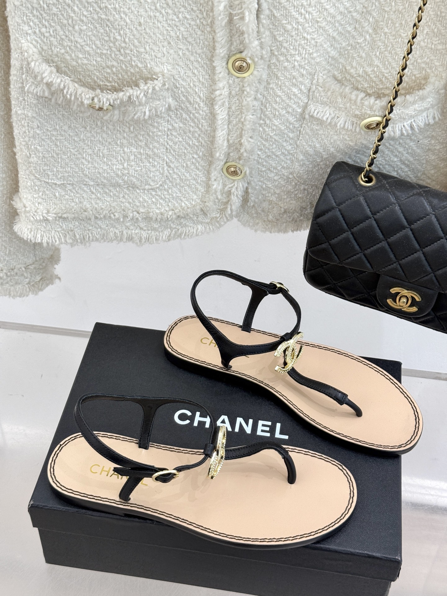 
CHANE* ｜小香25。春夏新品
双C夹脚凉鞋
好穿又出片的度假风夹脚凉鞋🏖️
简约的版型搭配双C扣