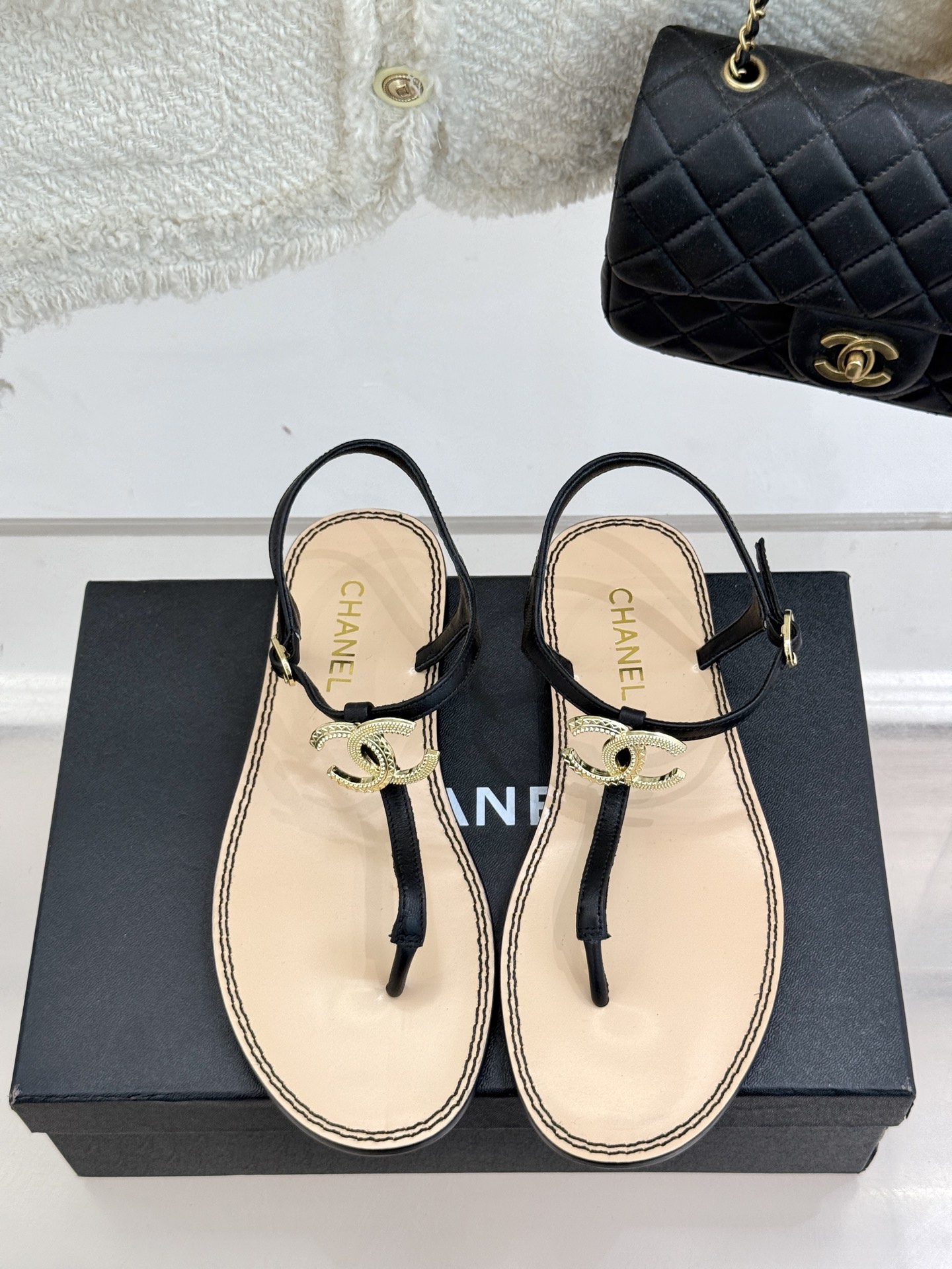 
CHANE* ｜小香25。春夏新品
双C夹脚凉鞋
好穿又出片的度假风夹脚凉鞋🏖️
简约的版型搭配双C扣