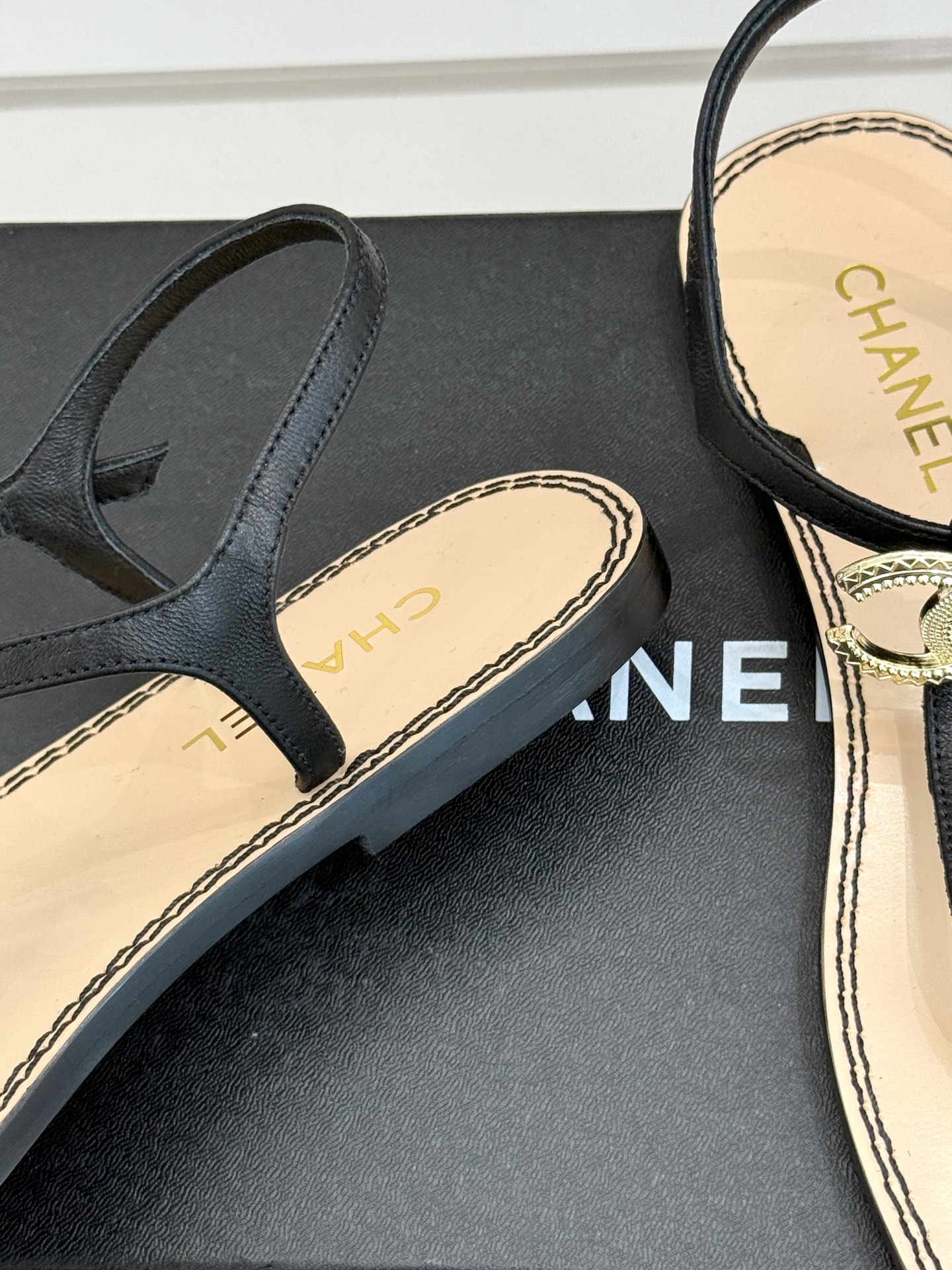 
CHANE* ｜小香25。春夏新品
双C夹脚凉鞋
好穿又出片的度假风夹脚凉鞋🏖️
简约的版型搭配双C扣