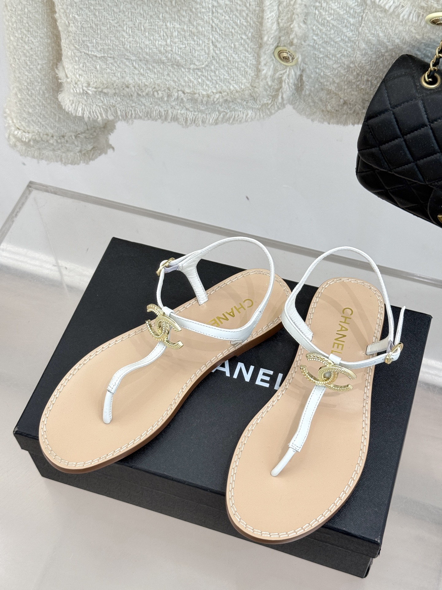 
CHANE* ｜小香25。春夏新品
双C夹脚凉鞋
好穿又出片的度假风夹脚凉鞋🏖️
简约的版型搭配双C扣