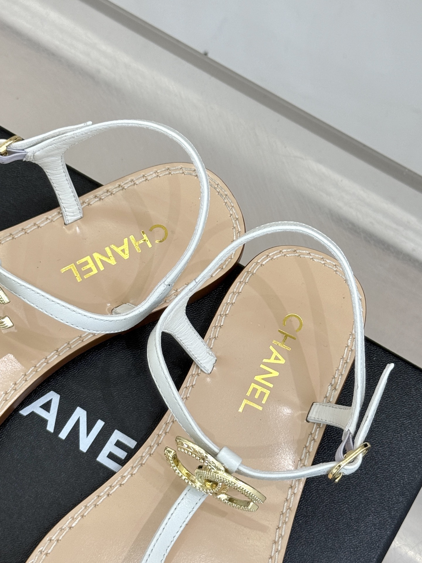 
CHANE* ｜小香25。春夏新品
双C夹脚凉鞋
好穿又出片的度假风夹脚凉鞋🏖️
简约的版型搭配双C扣