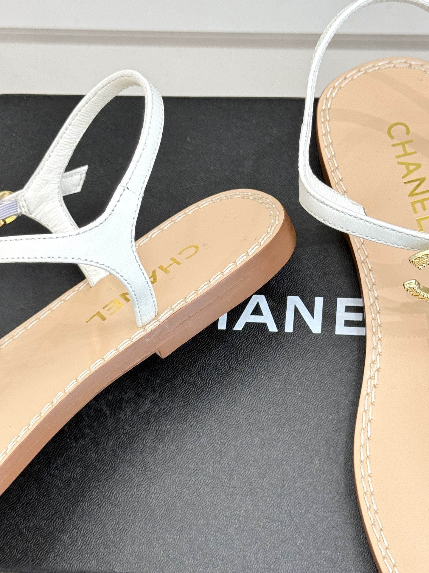 
CHANE* ｜小香25。春夏新品
双C夹脚凉鞋
好穿又出片的度假风夹脚凉鞋🏖️
简约的版型搭配双C扣
