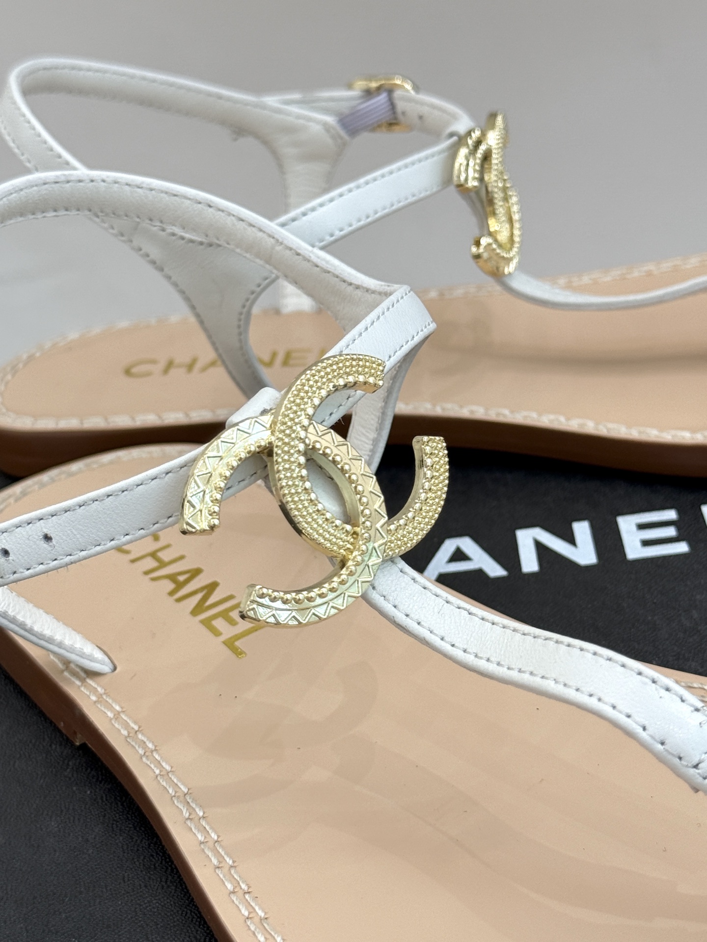 
CHANE* ｜小香25。春夏新品
双C夹脚凉鞋
好穿又出片的度假风夹脚凉鞋🏖️
简约的版型搭配双C扣