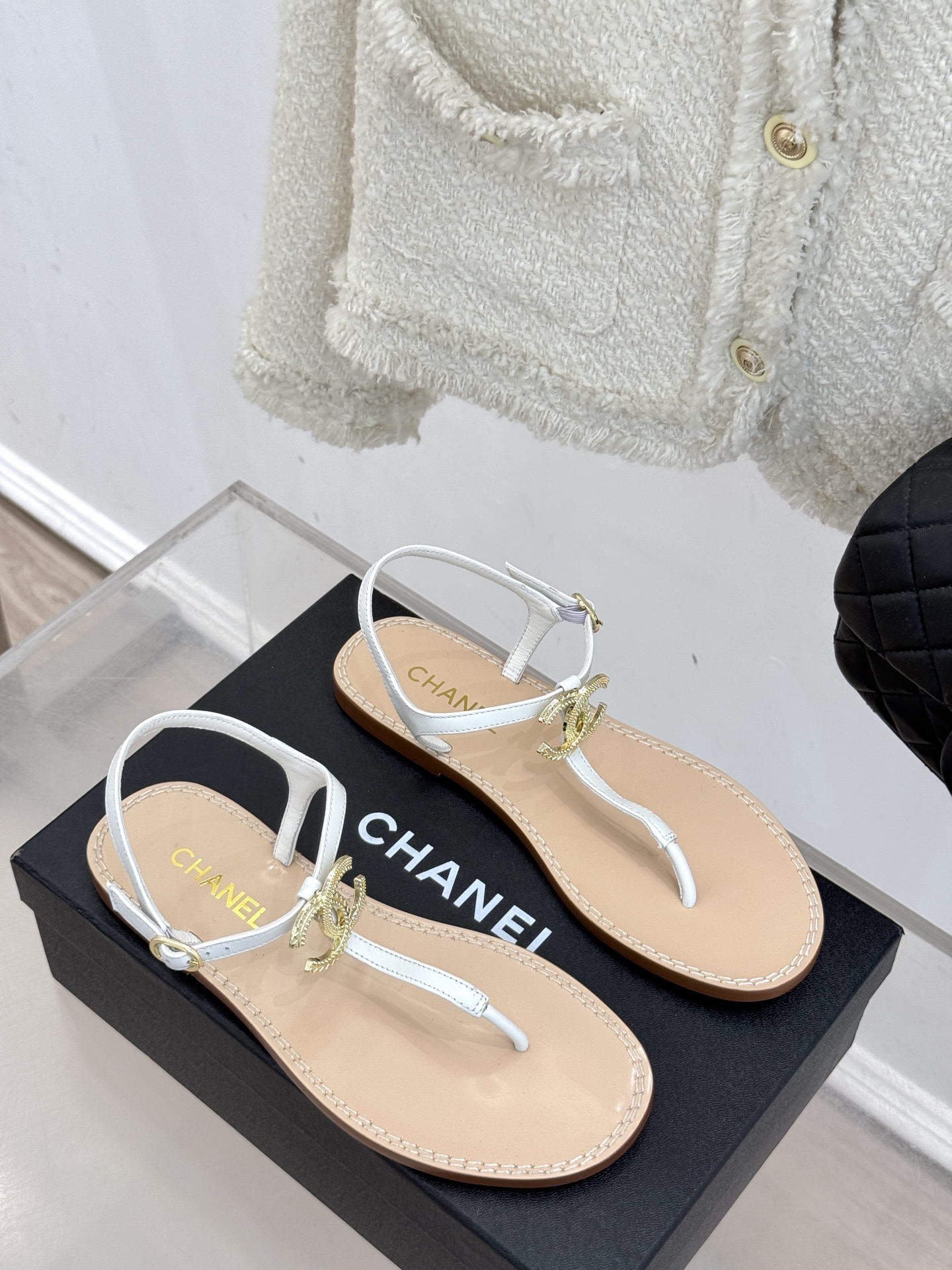 
CHANE* ｜小香25。春夏新品
双C夹脚凉鞋
好穿又出片的度假风夹脚凉鞋🏖️
简约的版型搭配双C扣