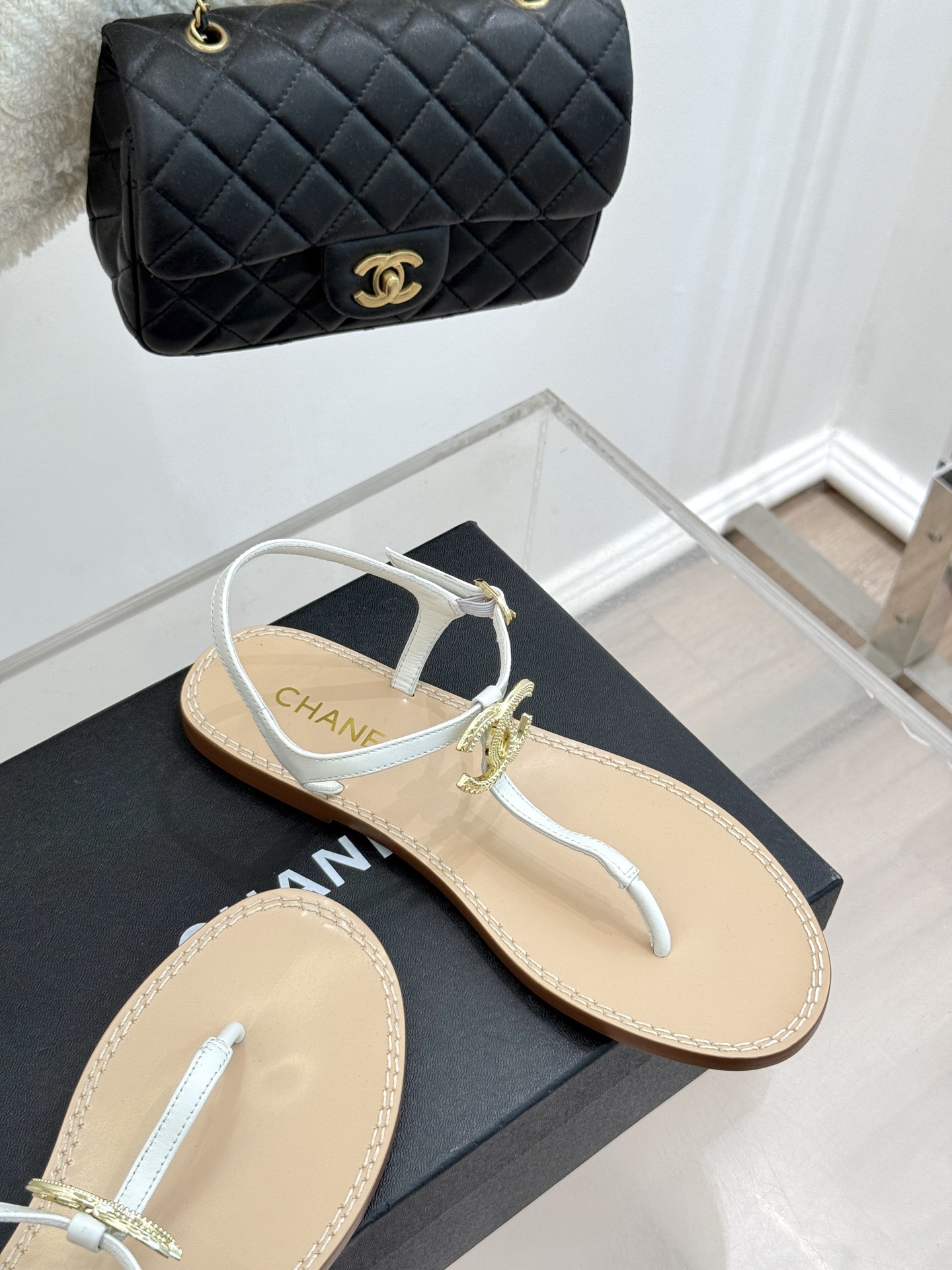 
CHANE* ｜小香25。春夏新品
双C夹脚凉鞋
好穿又出片的度假风夹脚凉鞋🏖️
简约的版型搭配双C扣