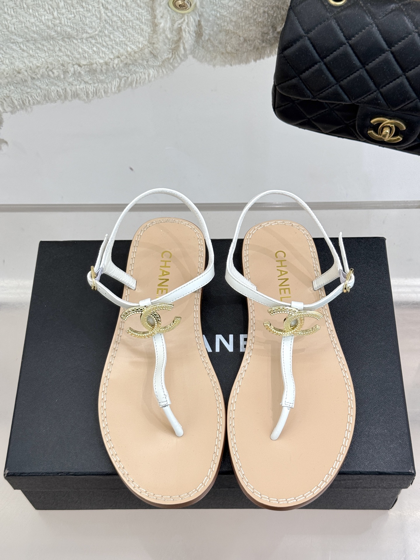 
CHANE* ｜小香25。春夏新品
双C夹脚凉鞋
好穿又出片的度假风夹脚凉鞋🏖️
简约的版型搭配双C扣