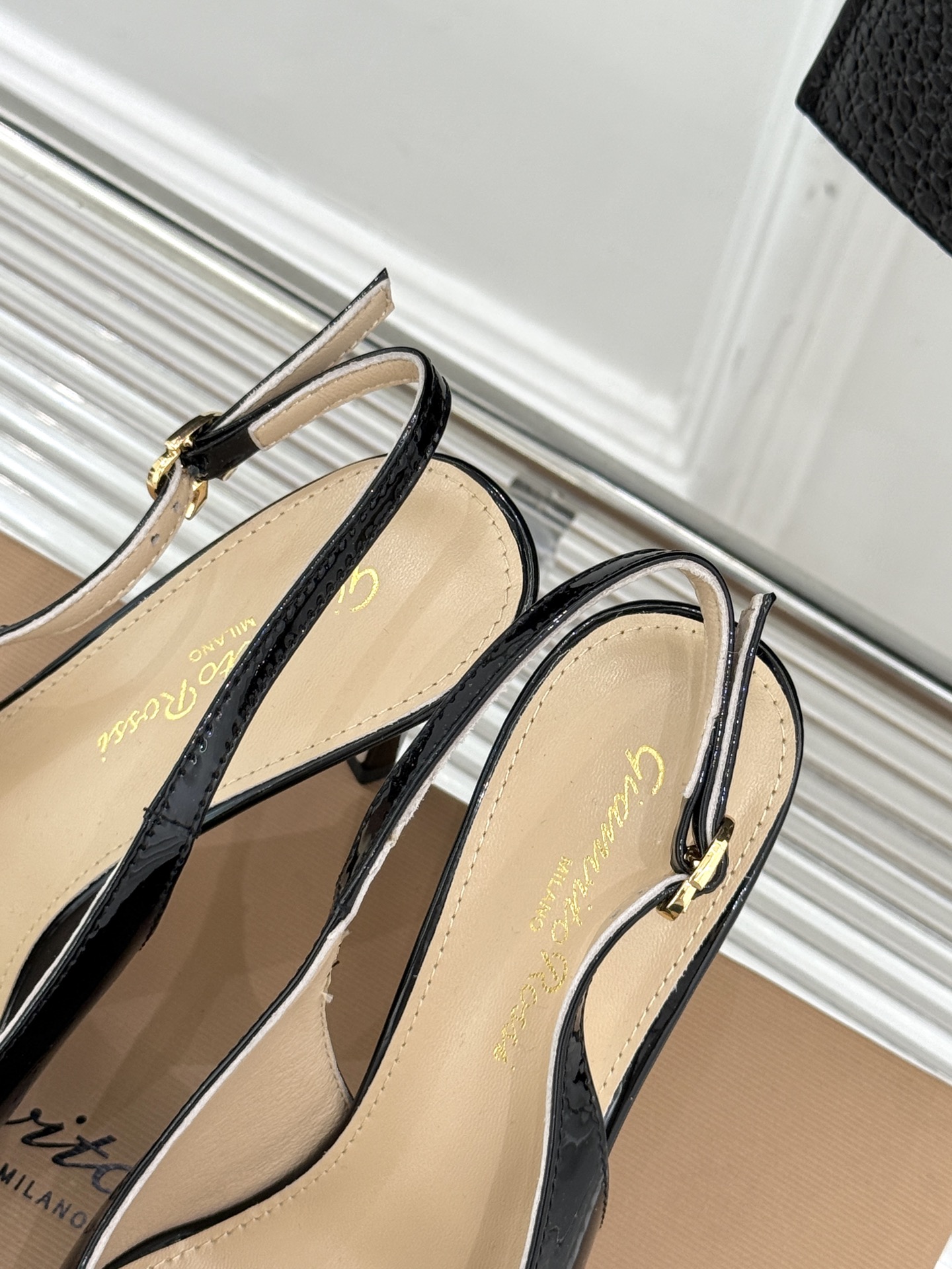 
Gianvito Rossi｜吉安维托罗西经典
绝美宝石💎slingback高跟鞋凉鞋
奢华与时尚的完