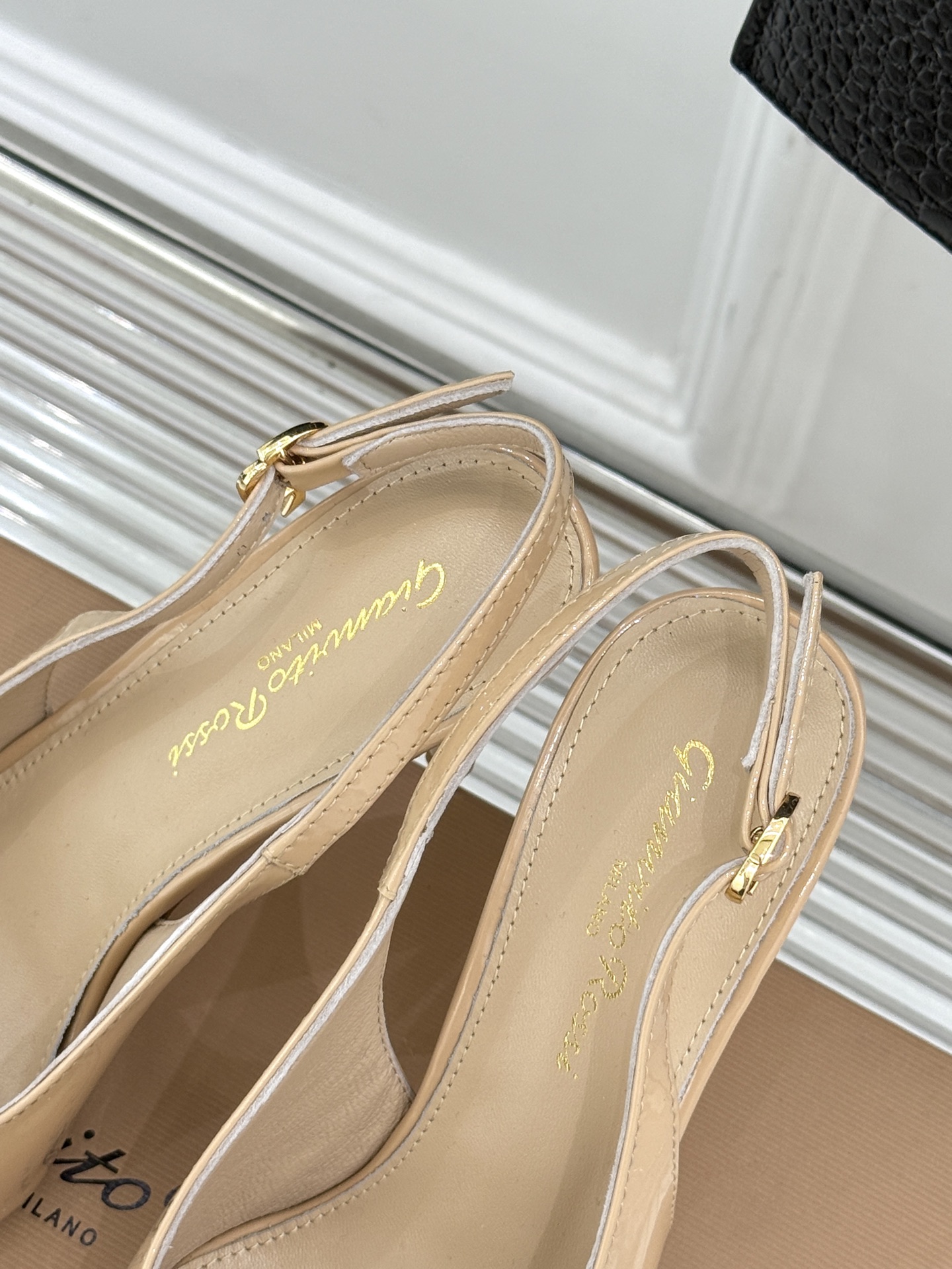 
Gianvito Rossi｜吉安维托罗西经典
绝美宝石💎slingback高跟鞋凉鞋
奢华与时尚的完