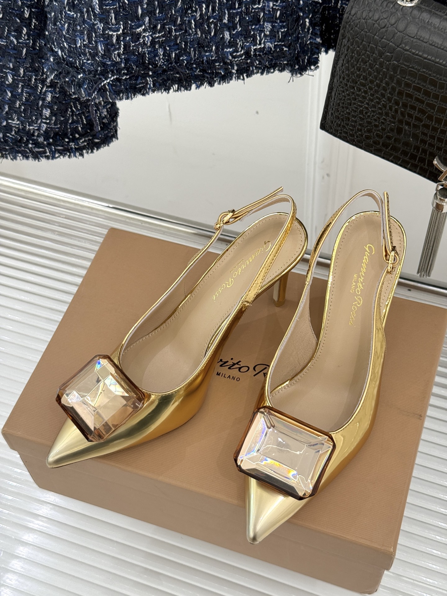 
Gianvito Rossi｜吉安维托罗西经典
绝美宝石💎slingback高跟鞋凉鞋
奢华与时尚的完