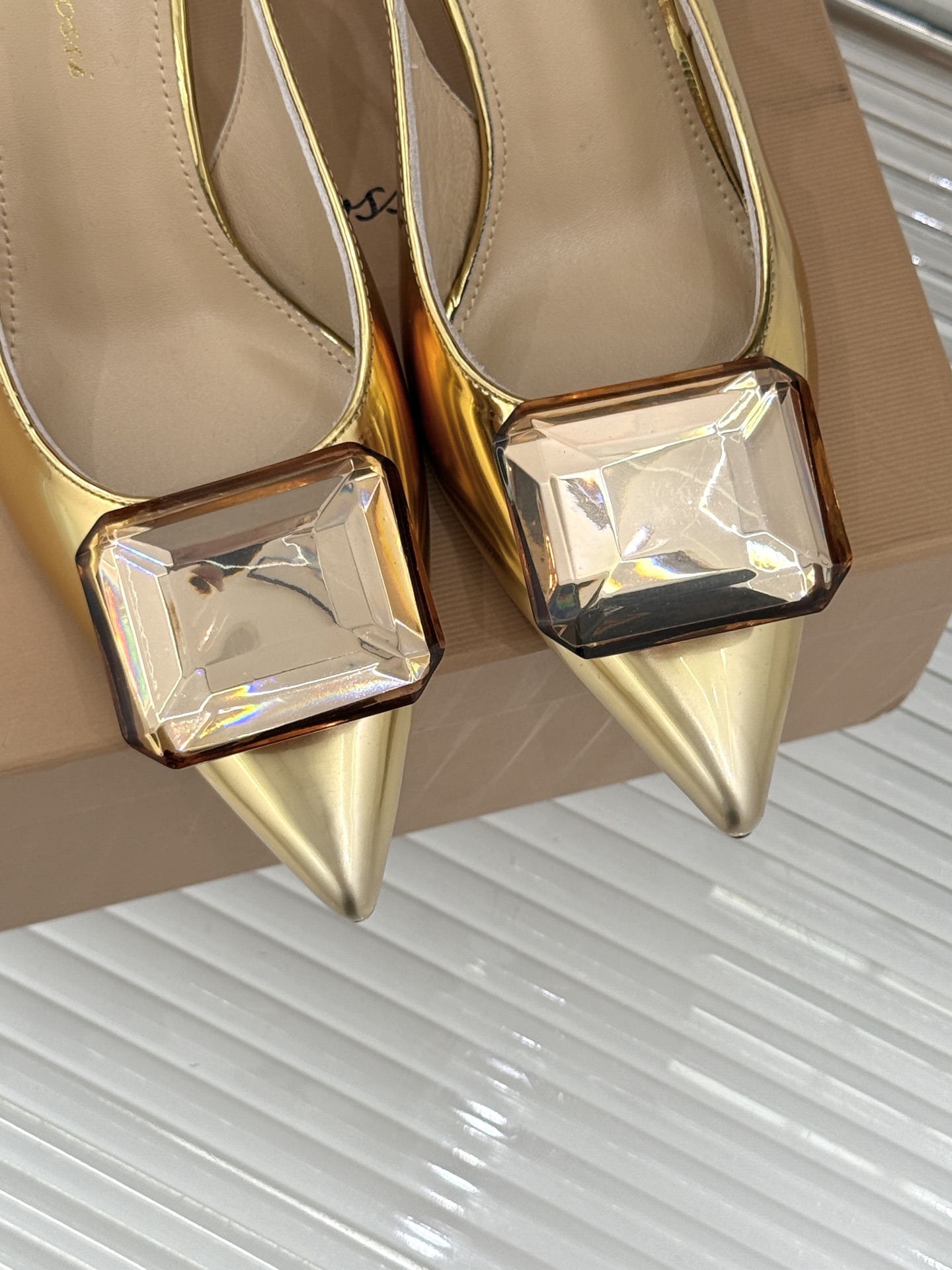 
Gianvito Rossi｜吉安维托罗西经典
绝美宝石💎slingback高跟鞋凉鞋
奢华与时尚的完