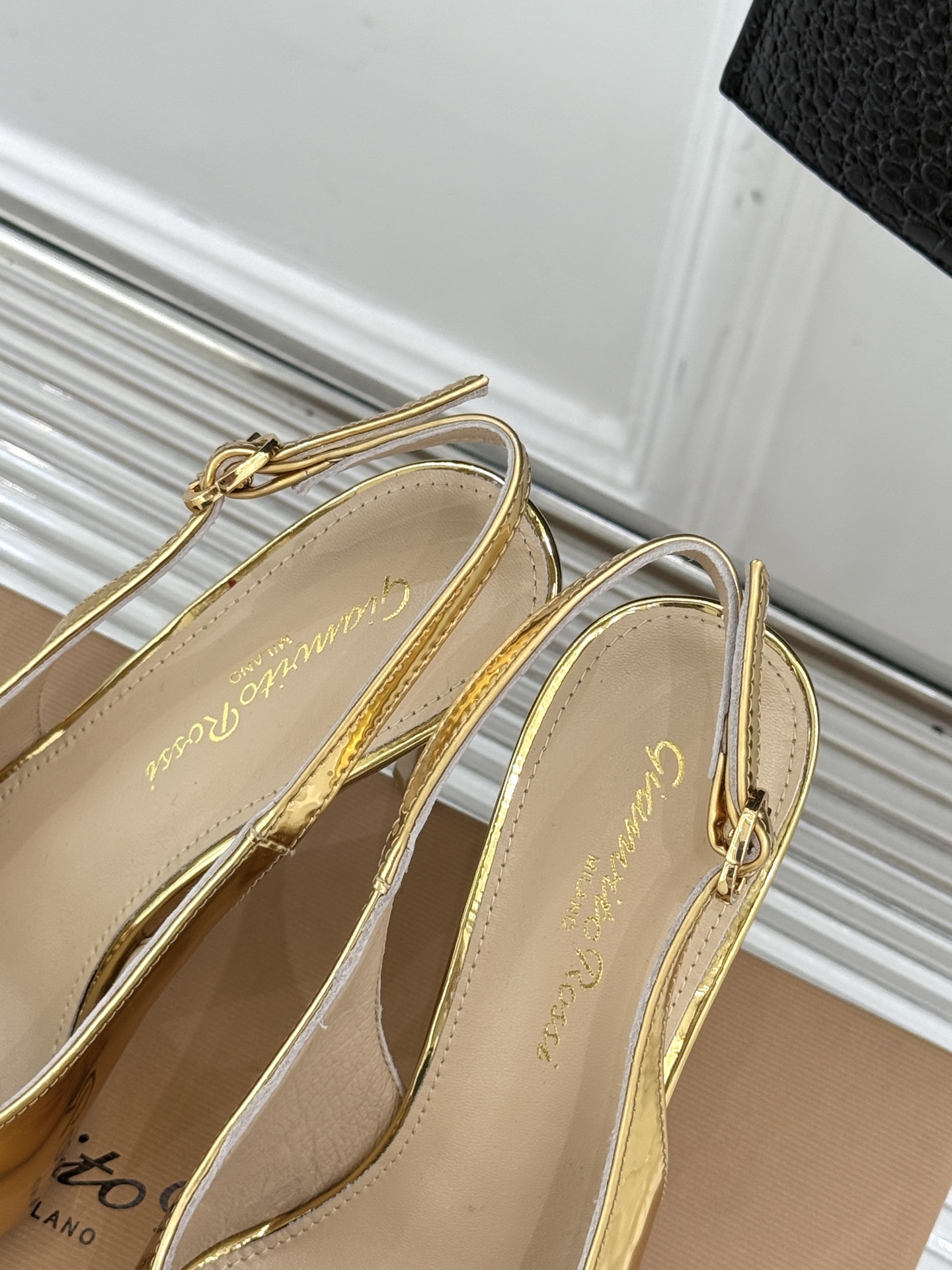 
Gianvito Rossi｜吉安维托罗西经典
绝美宝石💎slingback高跟鞋凉鞋
奢华与时尚的完