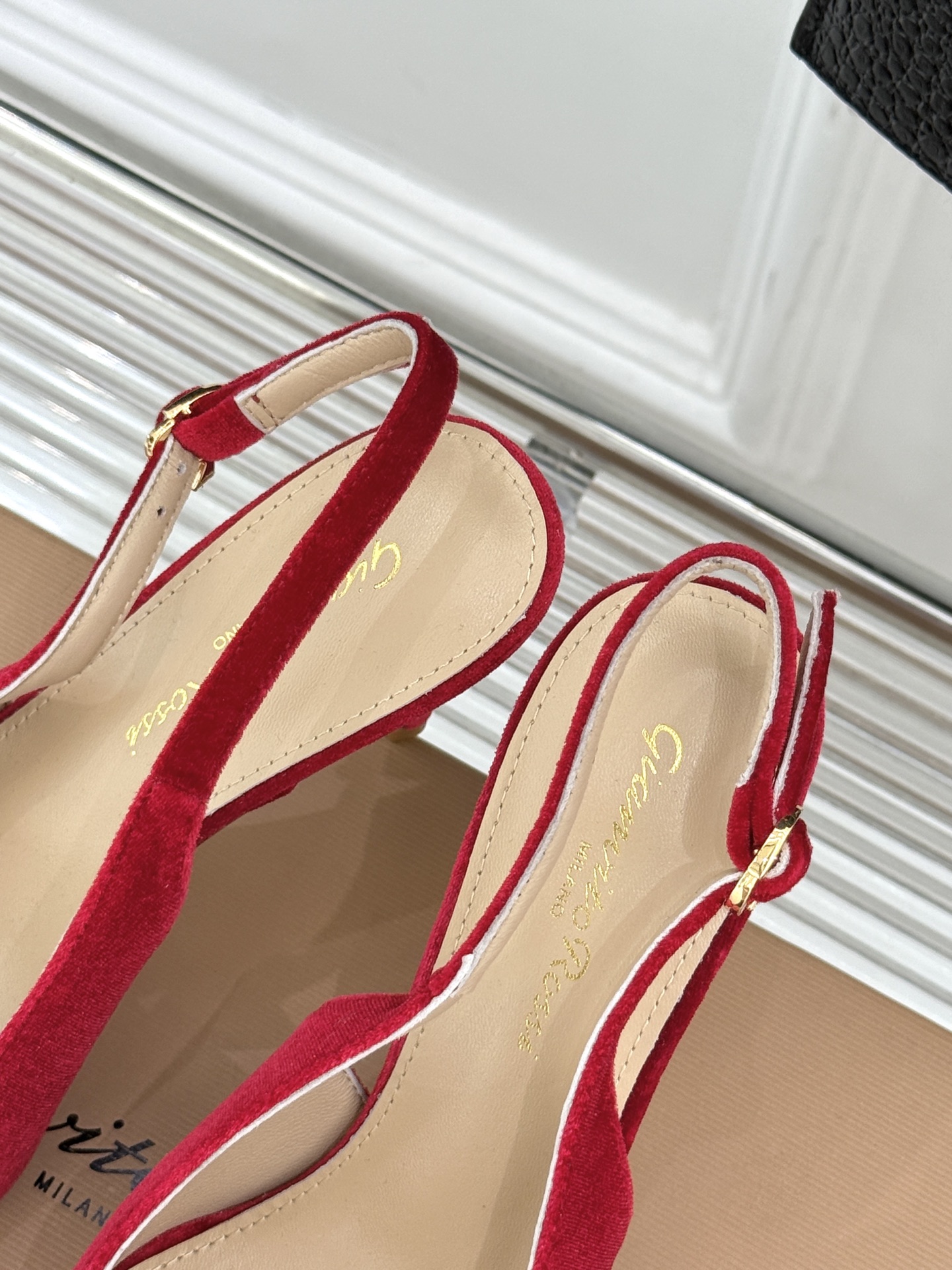 
Gianvito Rossi｜吉安维托罗西经典
绝美宝石💎slingback高跟鞋凉鞋
奢华与时尚的完