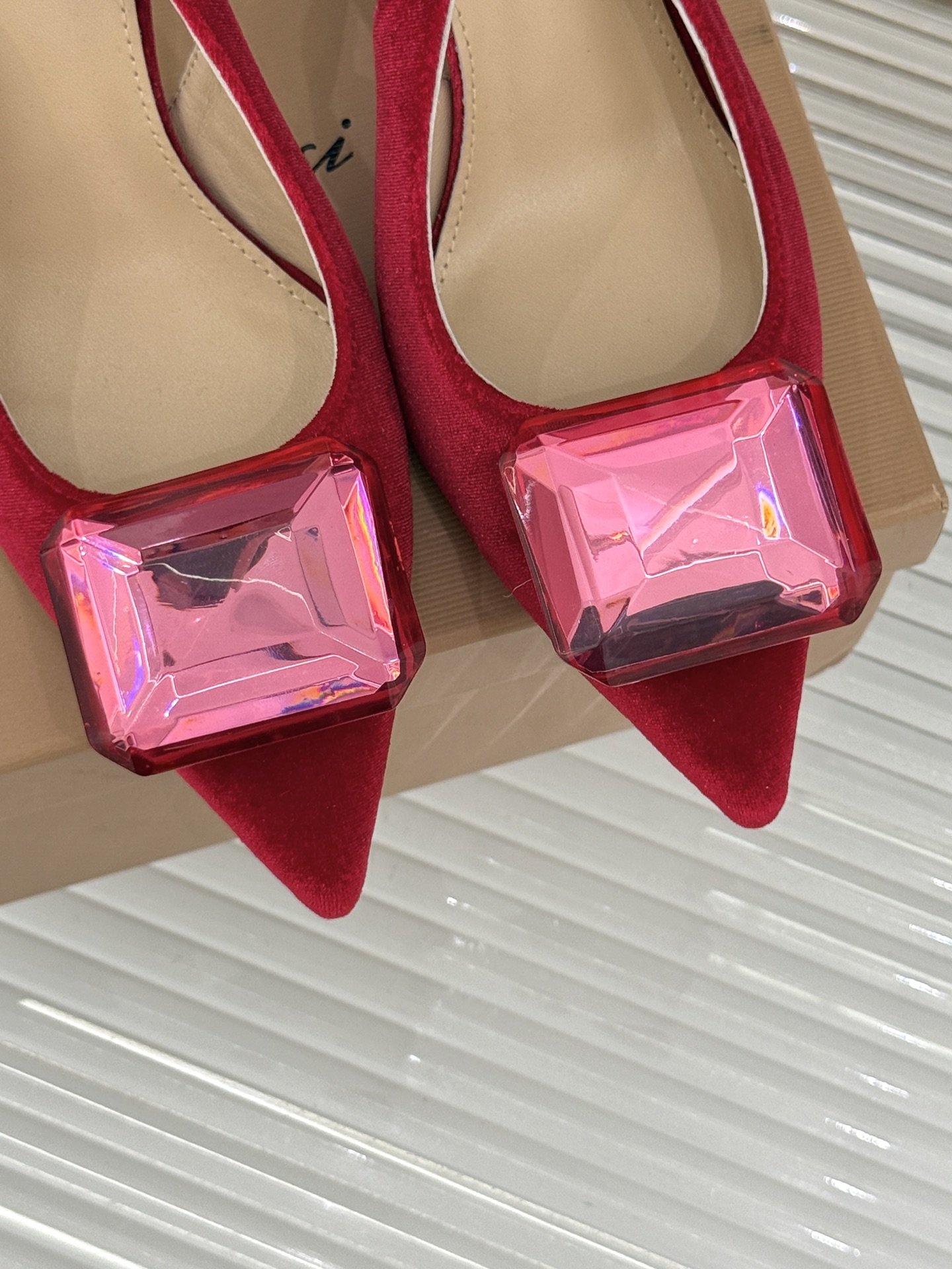 
Gianvito Rossi｜吉安维托罗西经典
绝美宝石💎slingback高跟鞋凉鞋
奢华与时尚的完