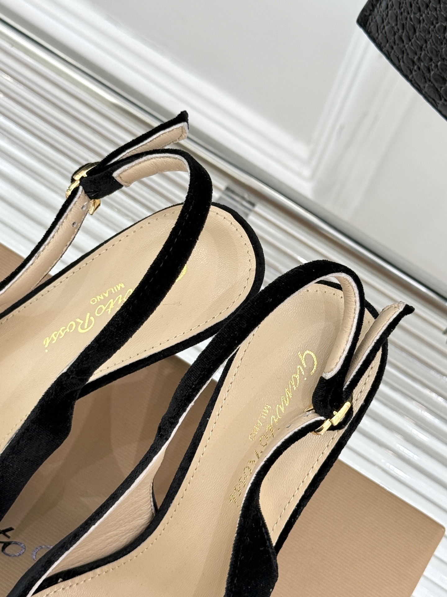 
Gianvito Rossi｜吉安维托罗西经典
绝美宝石💎slingback高跟鞋凉鞋
奢华与时尚的完