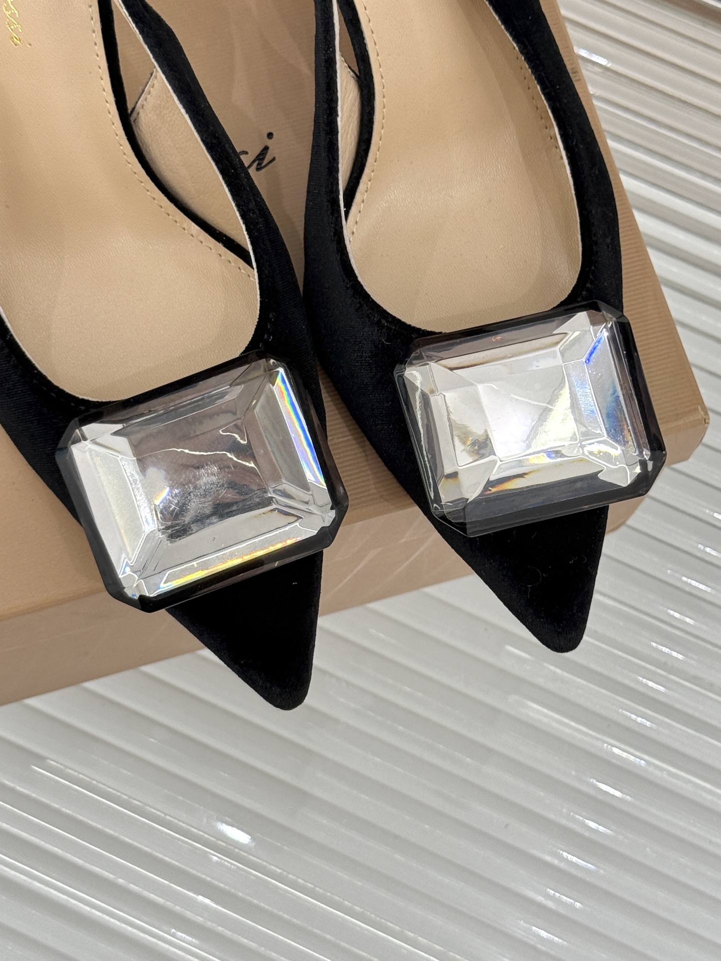 
Gianvito Rossi｜吉安维托罗西经典
绝美宝石💎slingback高跟鞋凉鞋
奢华与时尚的完