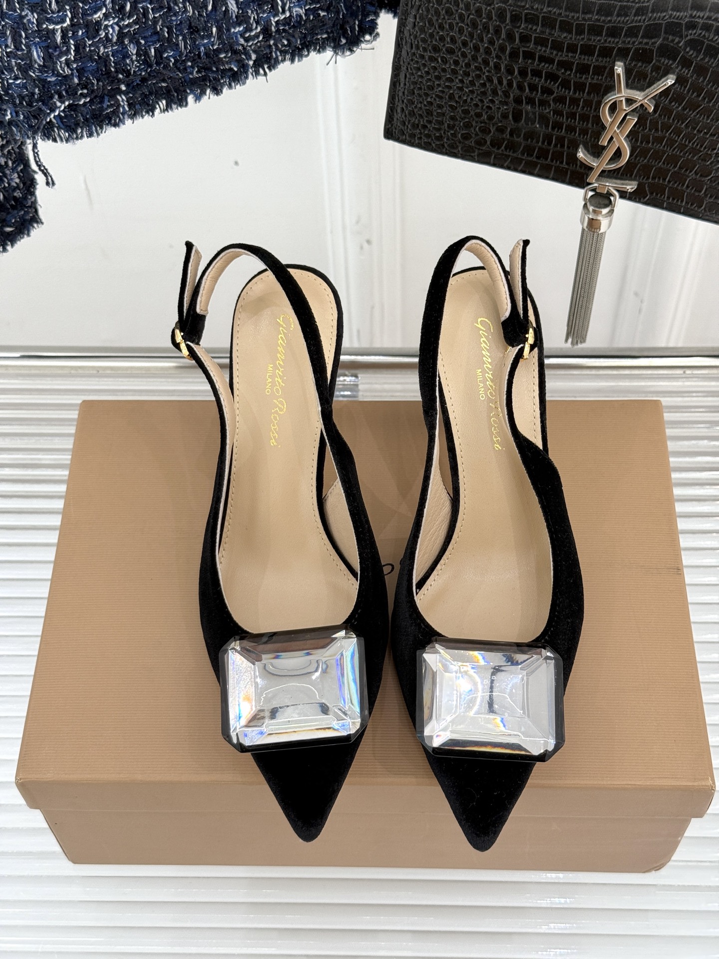 
Gianvito Rossi｜吉安维托罗西经典
绝美宝石💎slingback高跟鞋凉鞋
奢华与时尚的完