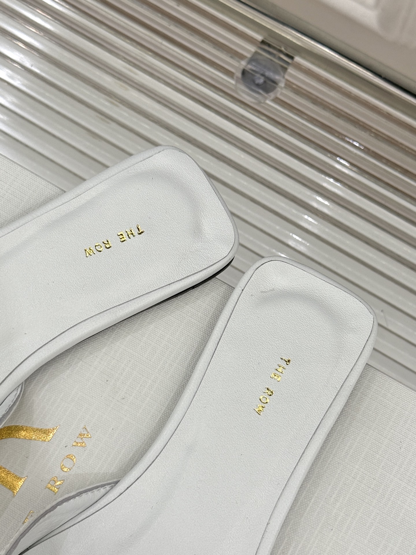 
The row25s春夏新品
褶皱平底拖鞋
极简主义的设计风格
日常随心搭配裙子 
裤子 都无敌好看！
