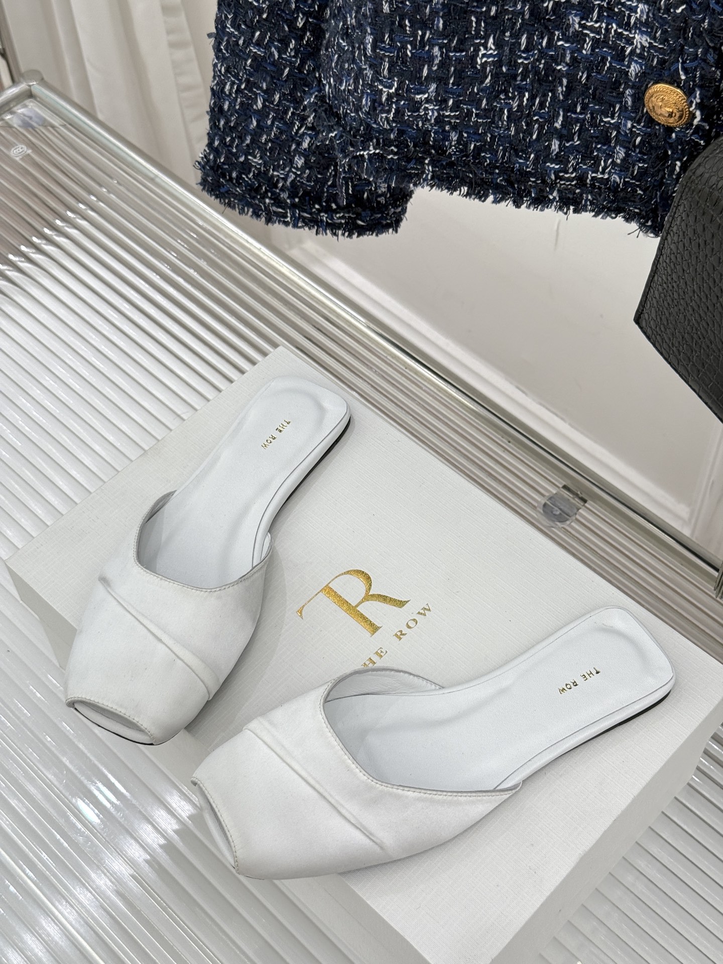 
The row25s春夏新品
褶皱平底拖鞋
极简主义的设计风格
日常随心搭配裙子 
裤子 都无敌好看！