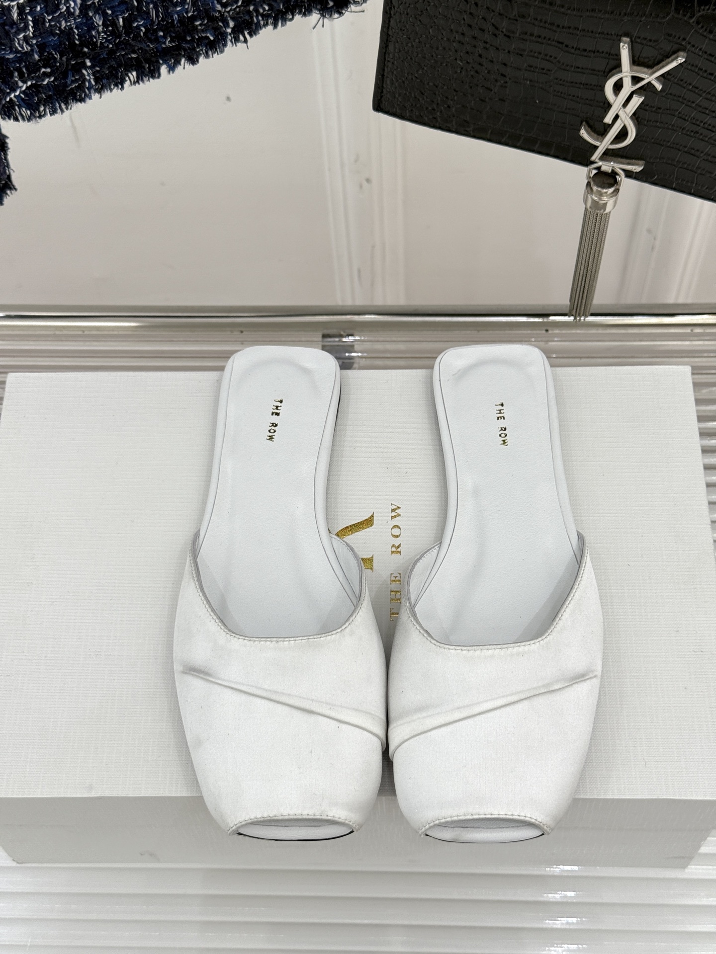 
The row25s春夏新品
褶皱平底拖鞋
极简主义的设计风格
日常随心搭配裙子 
裤子 都无敌好看！