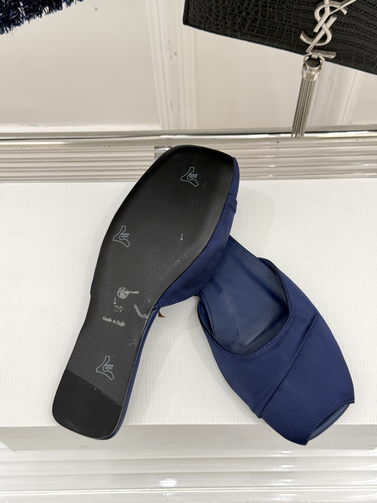 
The row25s春夏新品
褶皱平底拖鞋
极简主义的设计风格
日常随心搭配裙子 
裤子 都无敌好看！