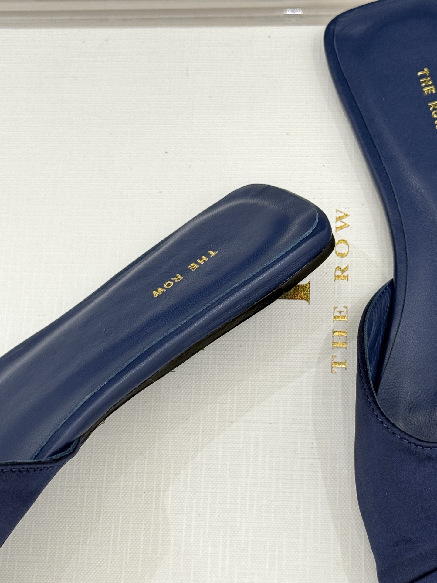 
The row25s春夏新品
褶皱平底拖鞋
极简主义的设计风格
日常随心搭配裙子 
裤子 都无敌好看！