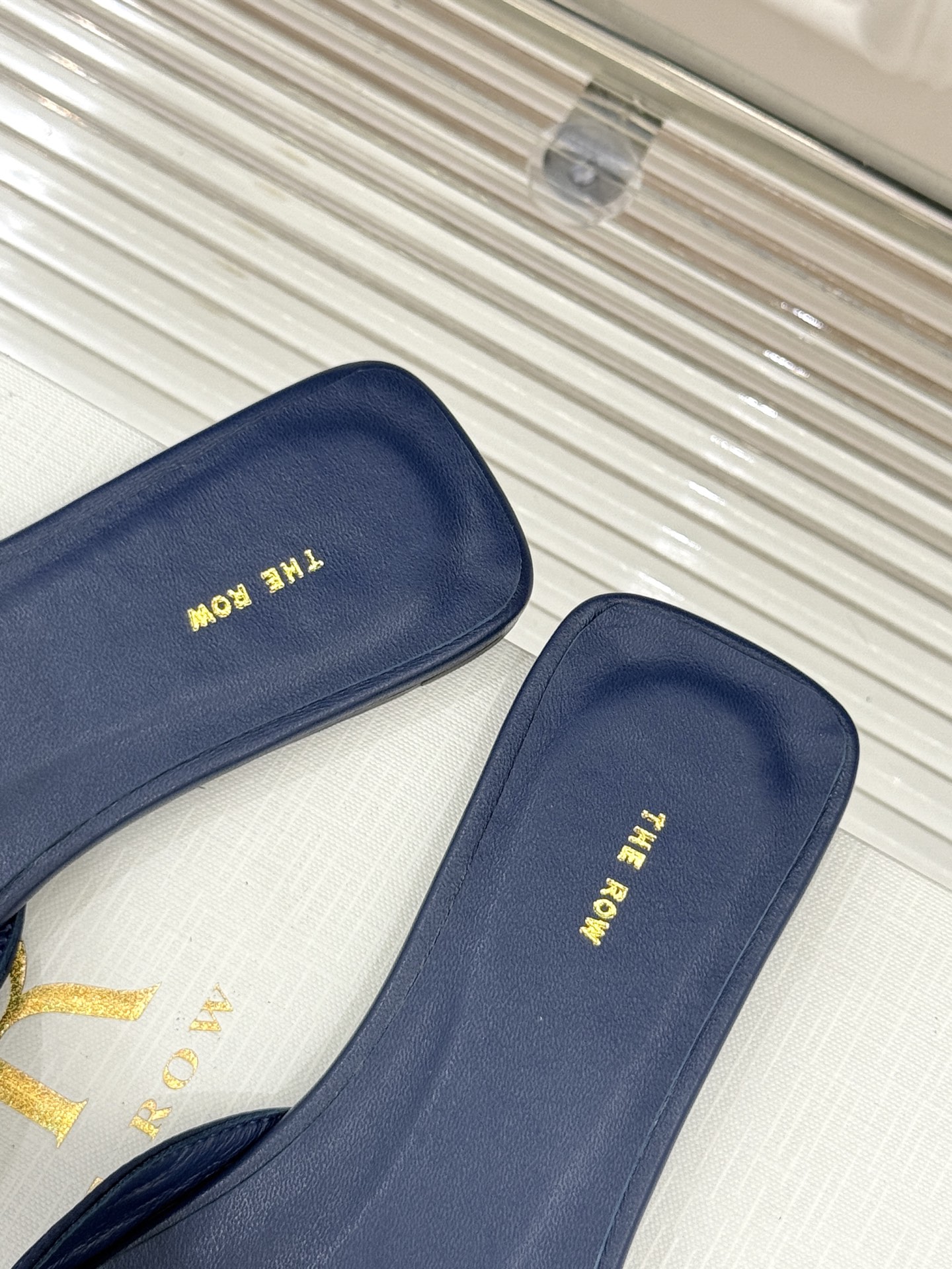 
The row25s春夏新品
褶皱平底拖鞋
极简主义的设计风格
日常随心搭配裙子 
裤子 都无敌好看！