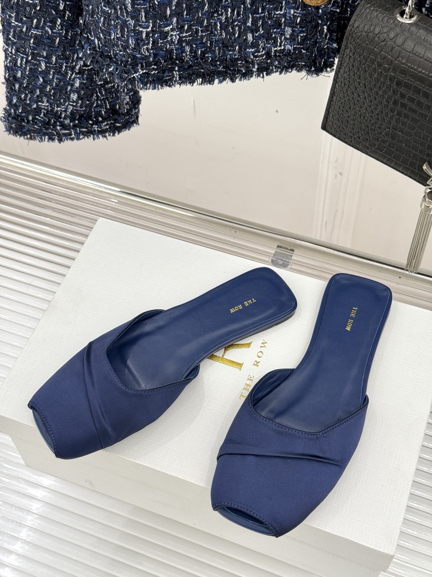 
The row25s春夏新品
褶皱平底拖鞋
极简主义的设计风格
日常随心搭配裙子 
裤子 都无敌好看！