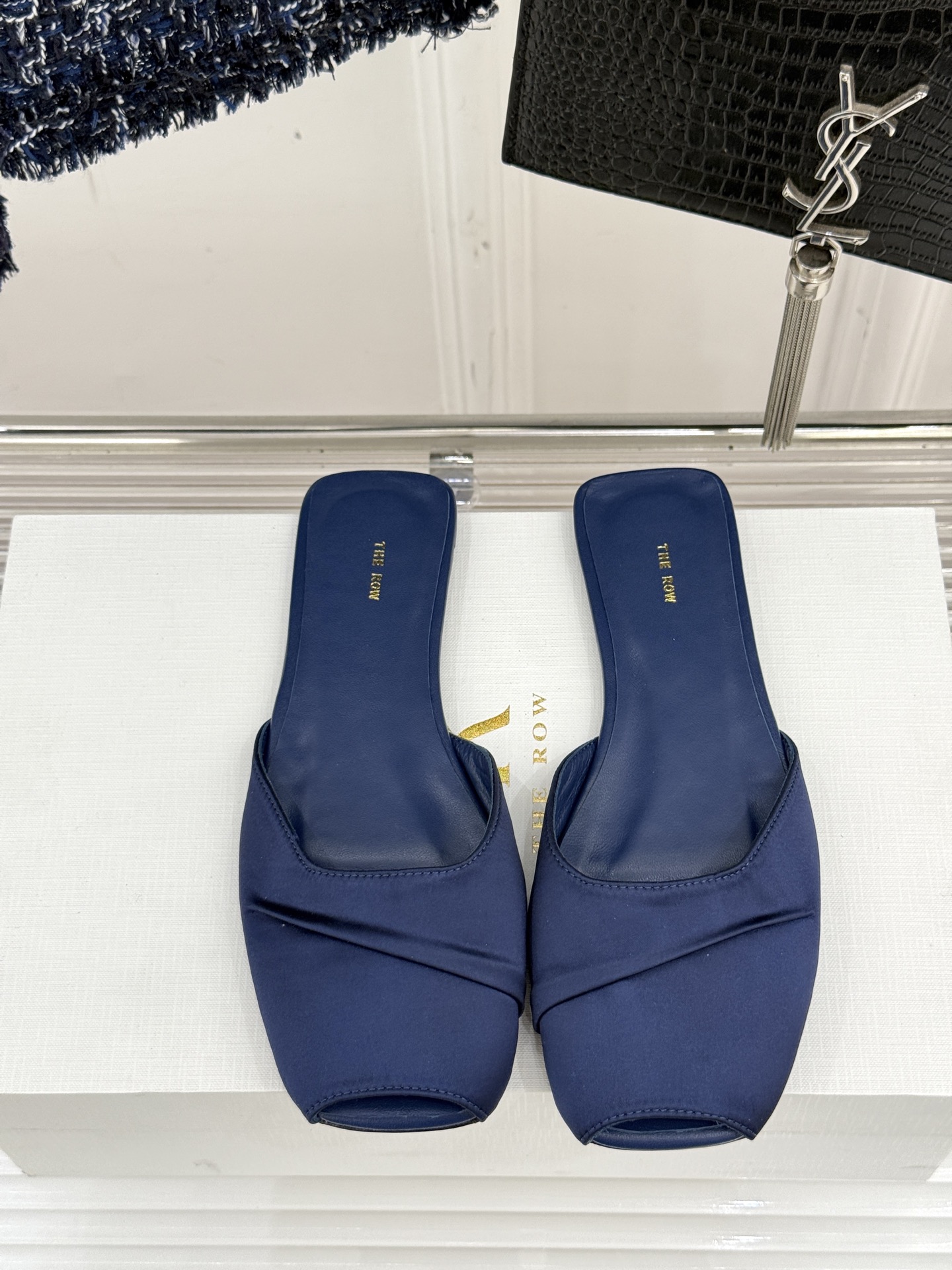 
The row25s春夏新品
褶皱平底拖鞋
极简主义的设计风格
日常随心搭配裙子 
裤子 都无敌好看！