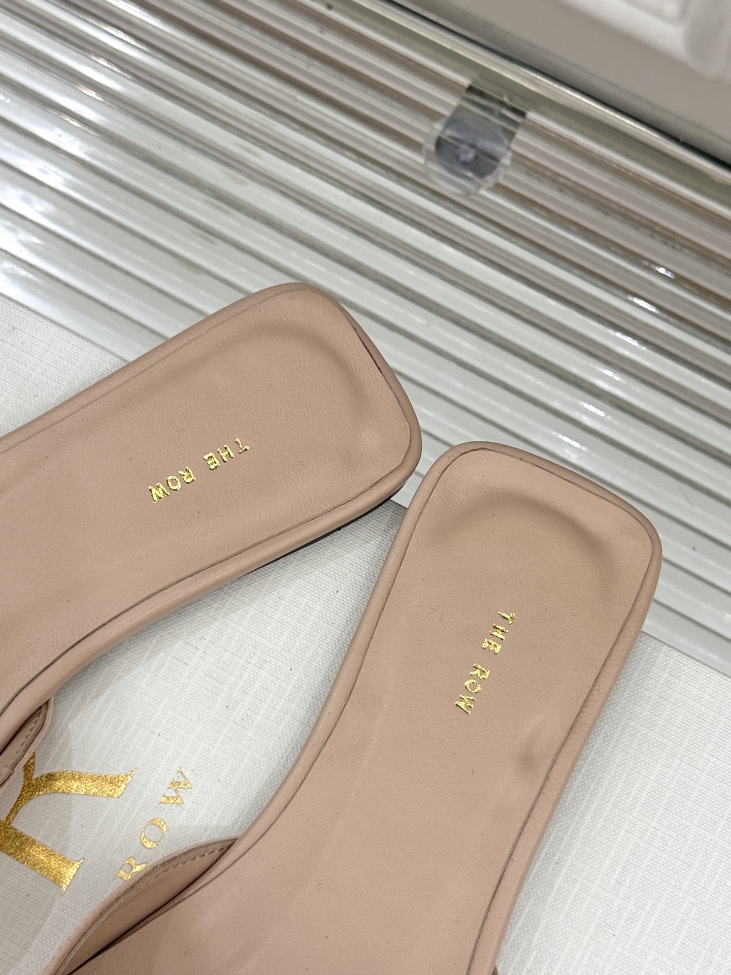 
The row25s春夏新品
褶皱平底拖鞋
极简主义的设计风格
日常随心搭配裙子 
裤子 都无敌好看！
