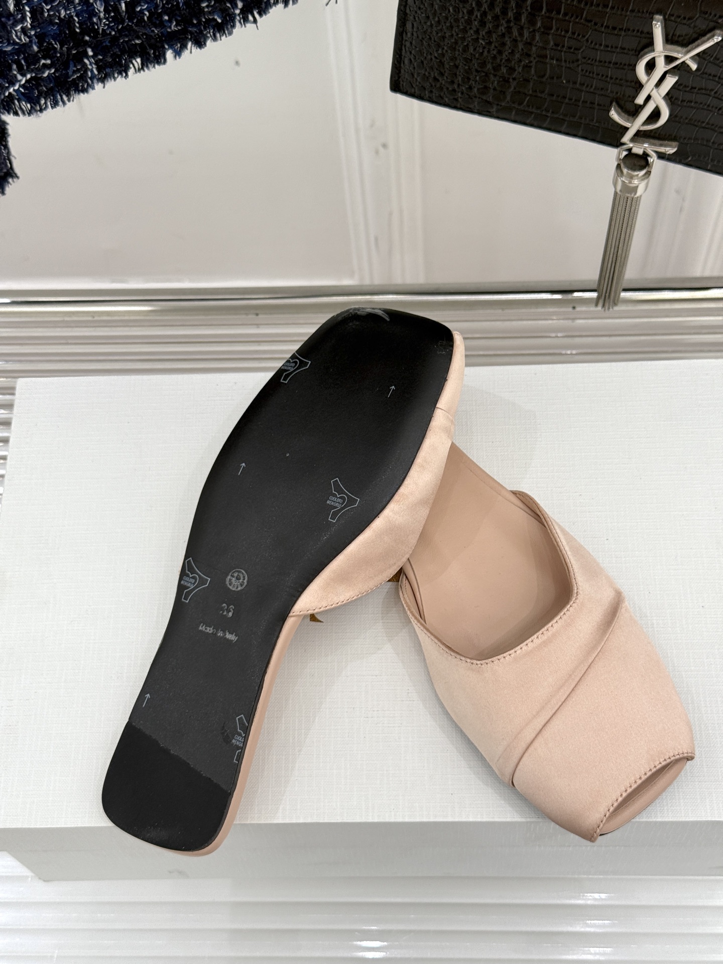 
The row25s春夏新品
褶皱平底拖鞋
极简主义的设计风格
日常随心搭配裙子 
裤子 都无敌好看！