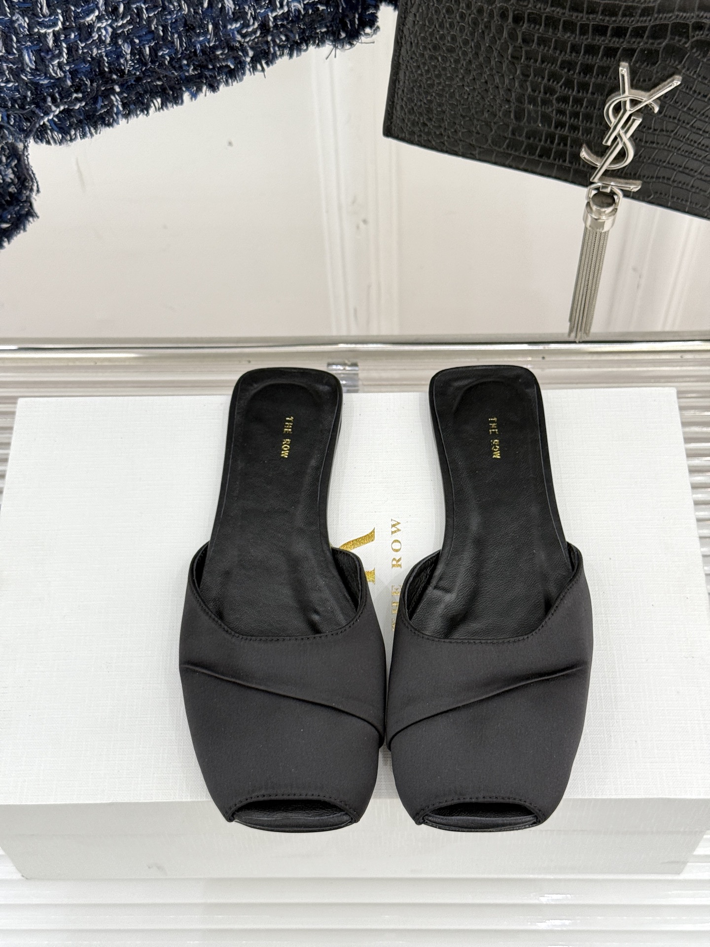 
The row25s春夏新品
褶皱平底拖鞋
极简主义的设计风格
日常随心搭配裙子 
裤子 都无敌好看！