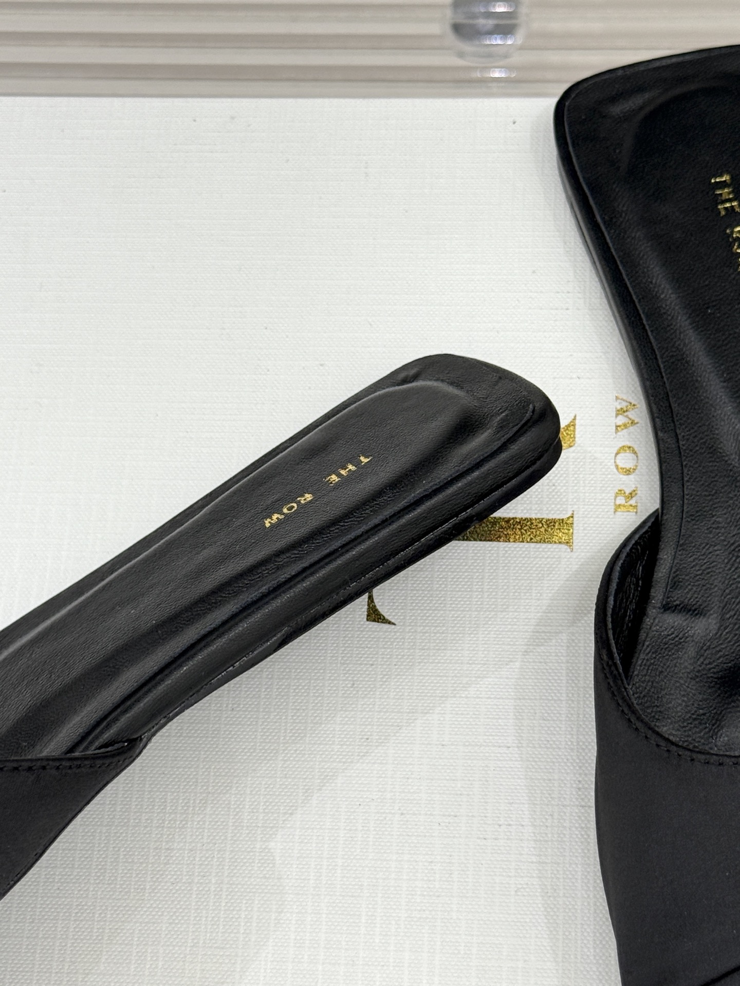 
The row25s春夏新品
褶皱平底拖鞋
极简主义的设计风格
日常随心搭配裙子 
裤子 都无敌好看！
