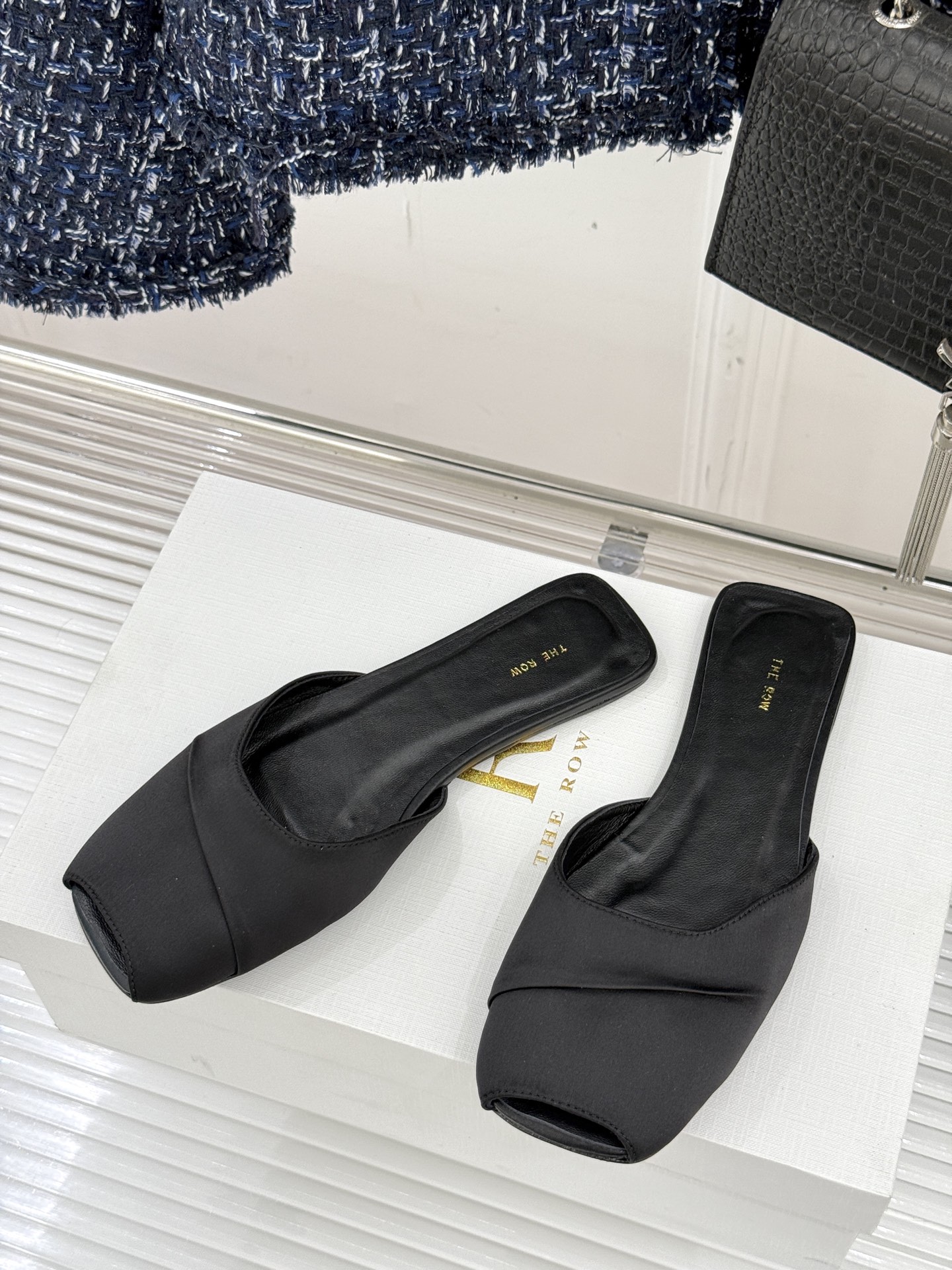 
The row25s春夏新品
褶皱平底拖鞋
极简主义的设计风格
日常随心搭配裙子 
裤子 都无敌好看！