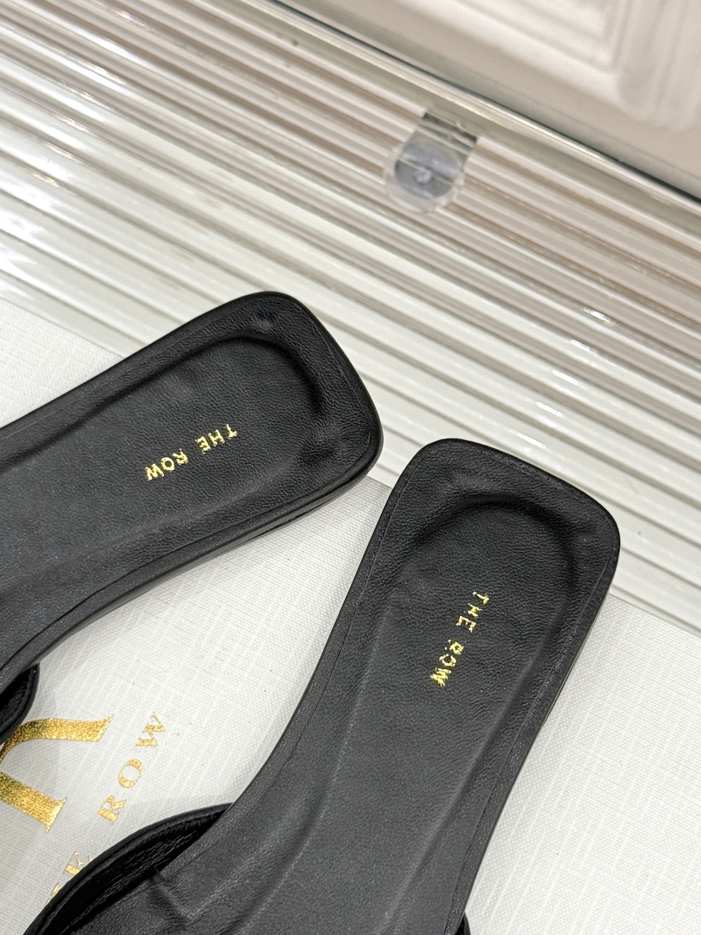 
The row25s春夏新品
褶皱平底拖鞋
极简主义的设计风格
日常随心搭配裙子 
裤子 都无敌好看！