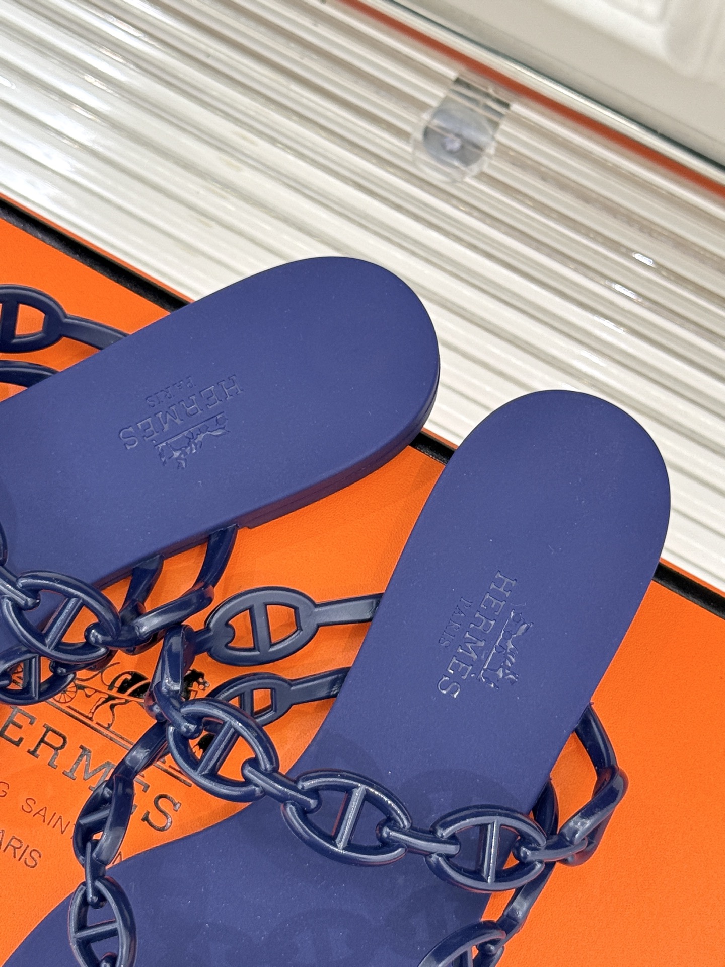 
Hermès/爱马仕经典猪鼻子链条
夹脚人字拖鞋
蜈蚣精的鞋柜没它可不行 🥰
性价比超高的链条拖 yy