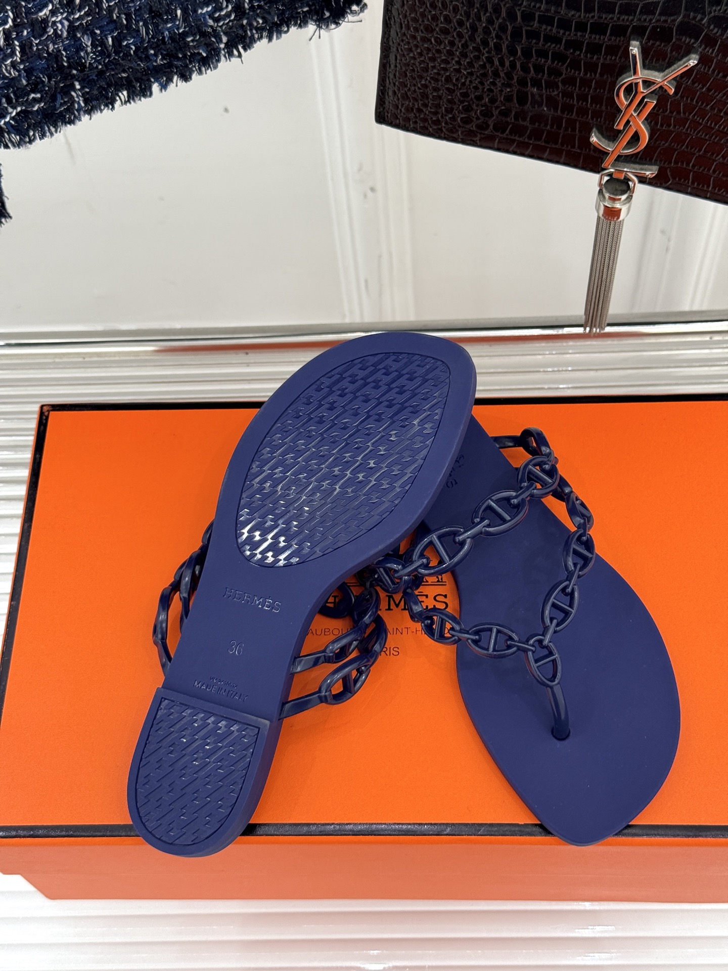 
Hermès/爱马仕经典猪鼻子链条
夹脚人字拖鞋
蜈蚣精的鞋柜没它可不行 🥰
性价比超高的链条拖 yy