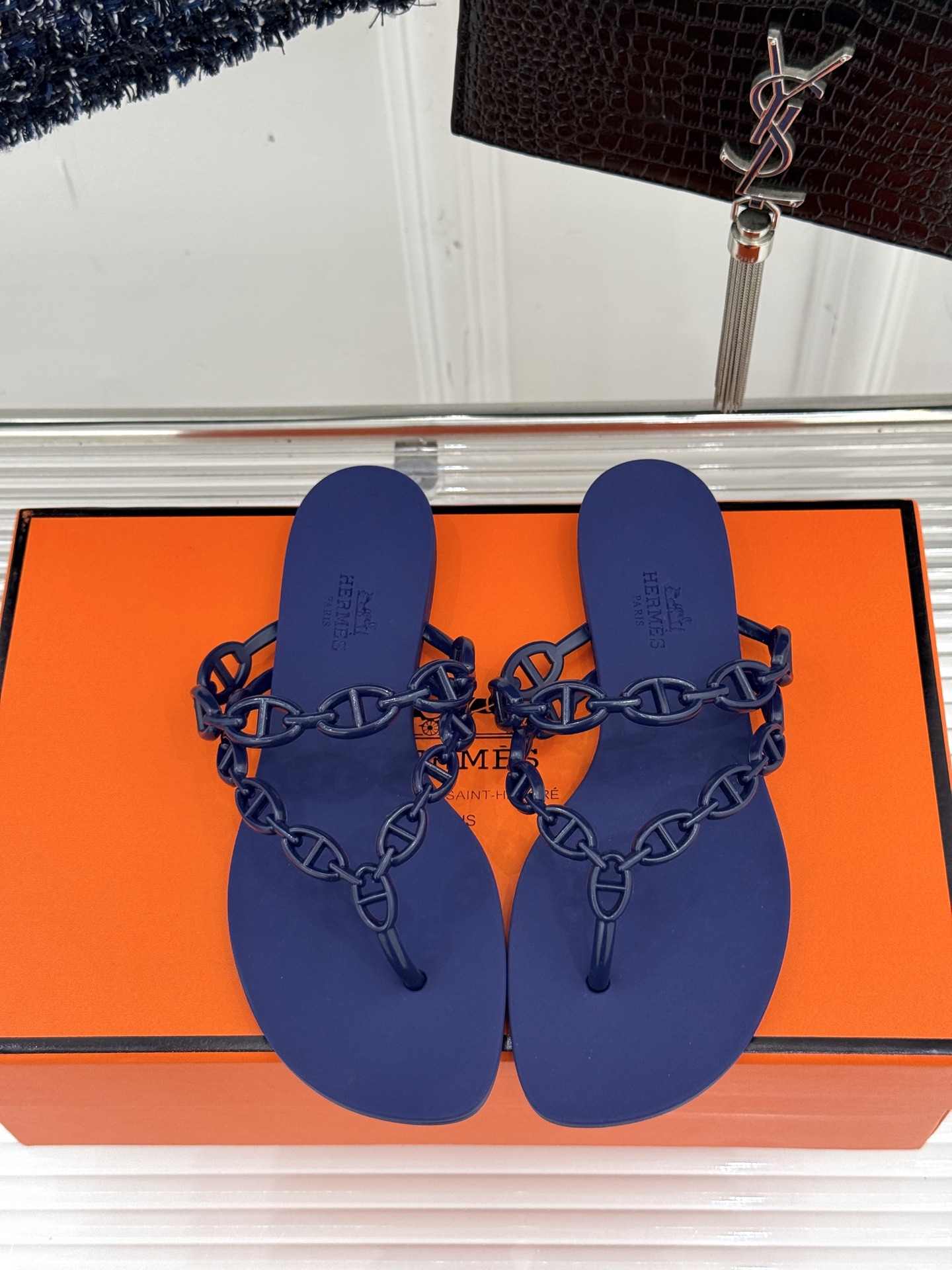 
Hermès/爱马仕经典猪鼻子链条
夹脚人字拖鞋
蜈蚣精的鞋柜没它可不行 🥰
性价比超高的链条拖 yy