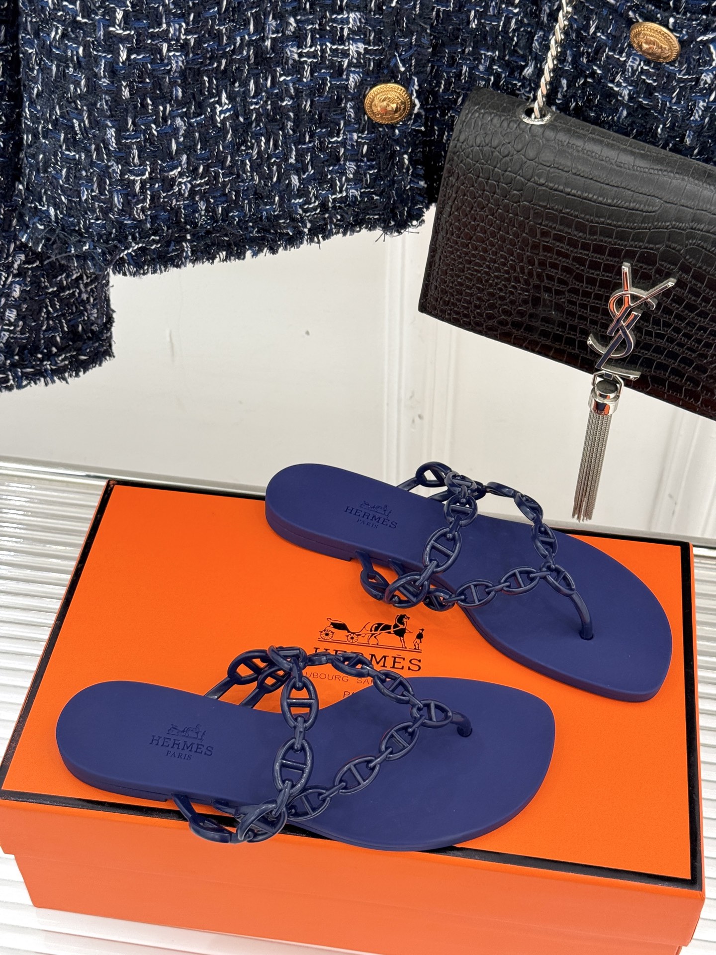 
Hermès/爱马仕经典猪鼻子链条
夹脚人字拖鞋
蜈蚣精的鞋柜没它可不行 🥰
性价比超高的链条拖 yy