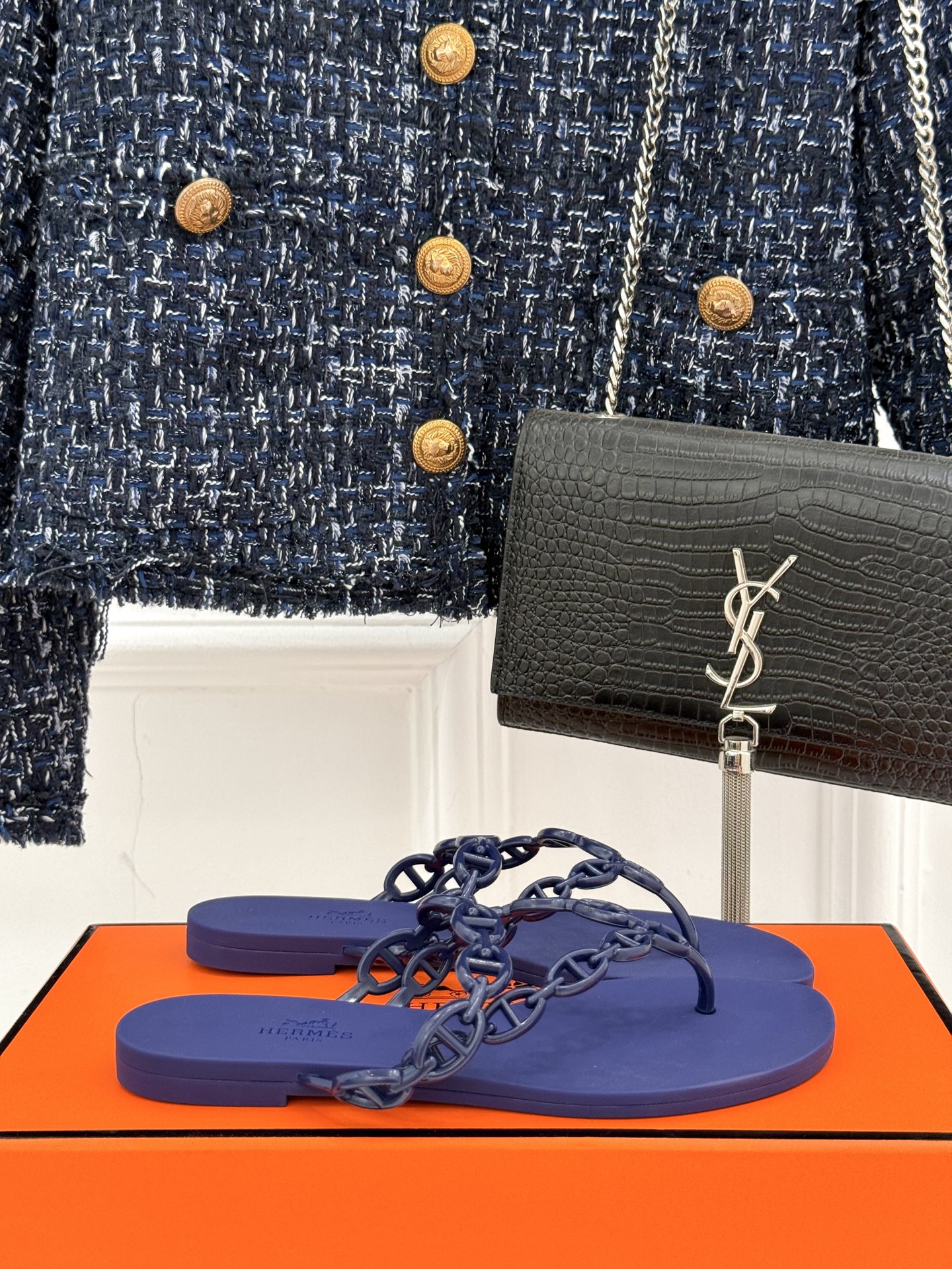 
Hermès/爱马仕经典猪鼻子链条
夹脚人字拖鞋
蜈蚣精的鞋柜没它可不行 🥰
性价比超高的链条拖 yy