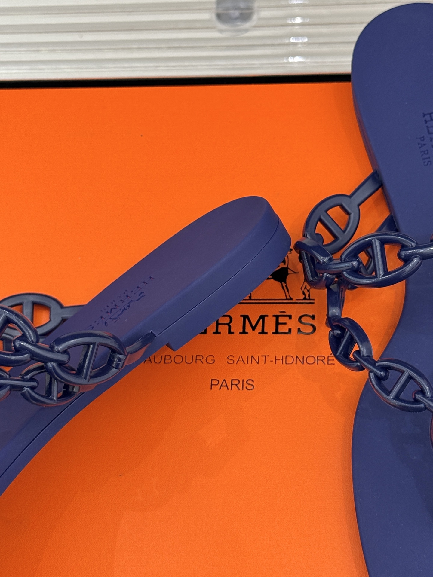 
Hermès/爱马仕经典猪鼻子链条
夹脚人字拖鞋
蜈蚣精的鞋柜没它可不行 🥰
性价比超高的链条拖 yy