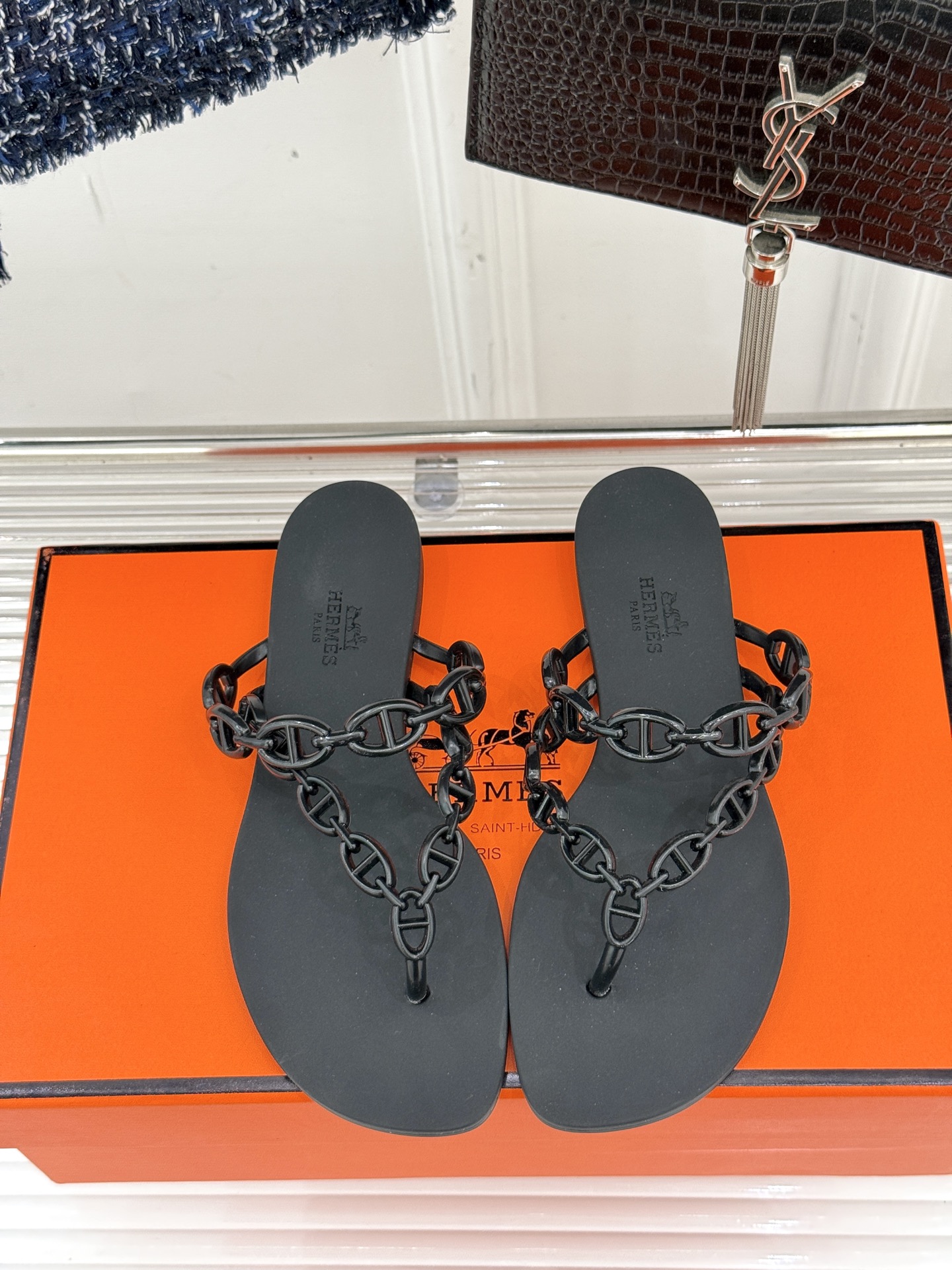 
Hermès/爱马仕经典猪鼻子链条
夹脚人字拖鞋
蜈蚣精的鞋柜没它可不行 🥰
性价比超高的链条拖 yy