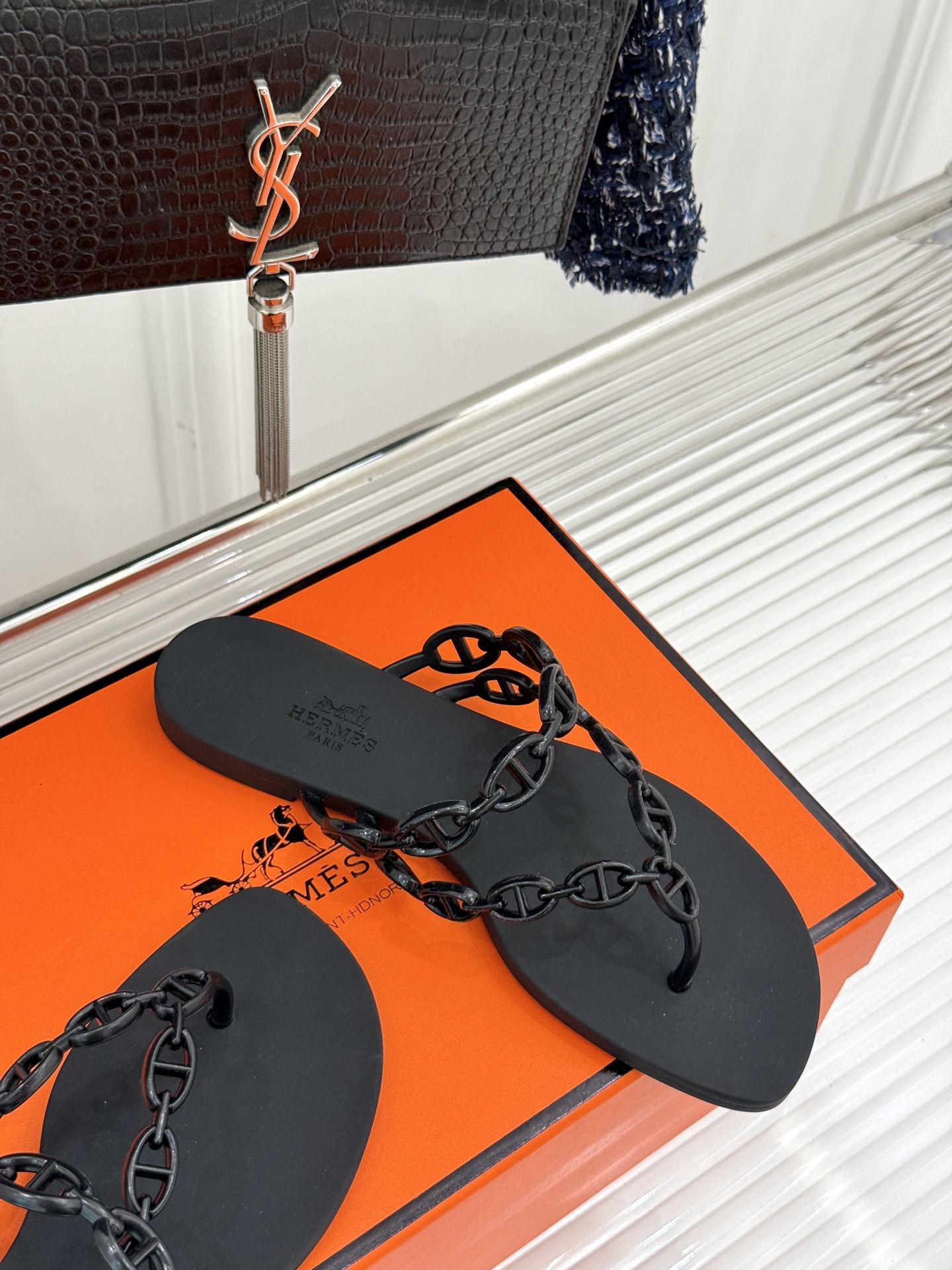 
Hermès/爱马仕经典猪鼻子链条
夹脚人字拖鞋
蜈蚣精的鞋柜没它可不行 🥰
性价比超高的链条拖 yy