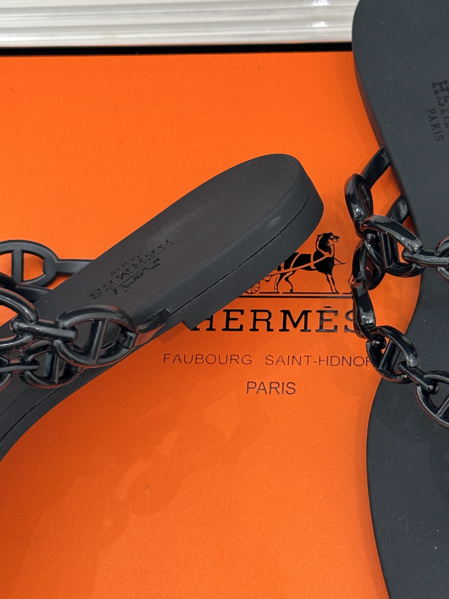 
Hermès/爱马仕经典猪鼻子链条
夹脚人字拖鞋
蜈蚣精的鞋柜没它可不行 🥰
性价比超高的链条拖 yy