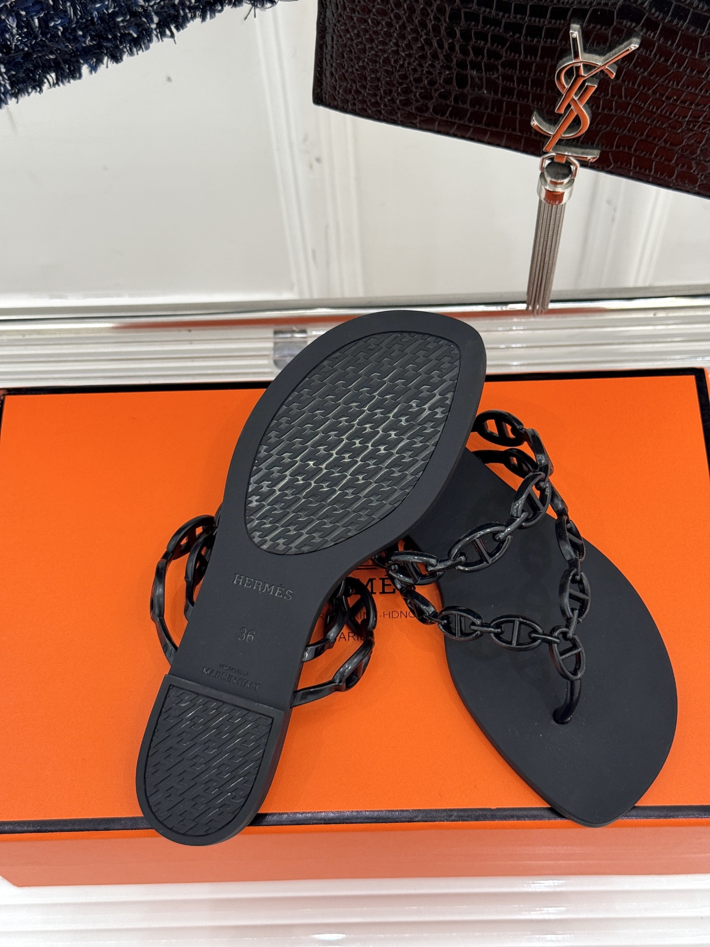 
Hermès/爱马仕经典猪鼻子链条
夹脚人字拖鞋
蜈蚣精的鞋柜没它可不行 🥰
性价比超高的链条拖 yy