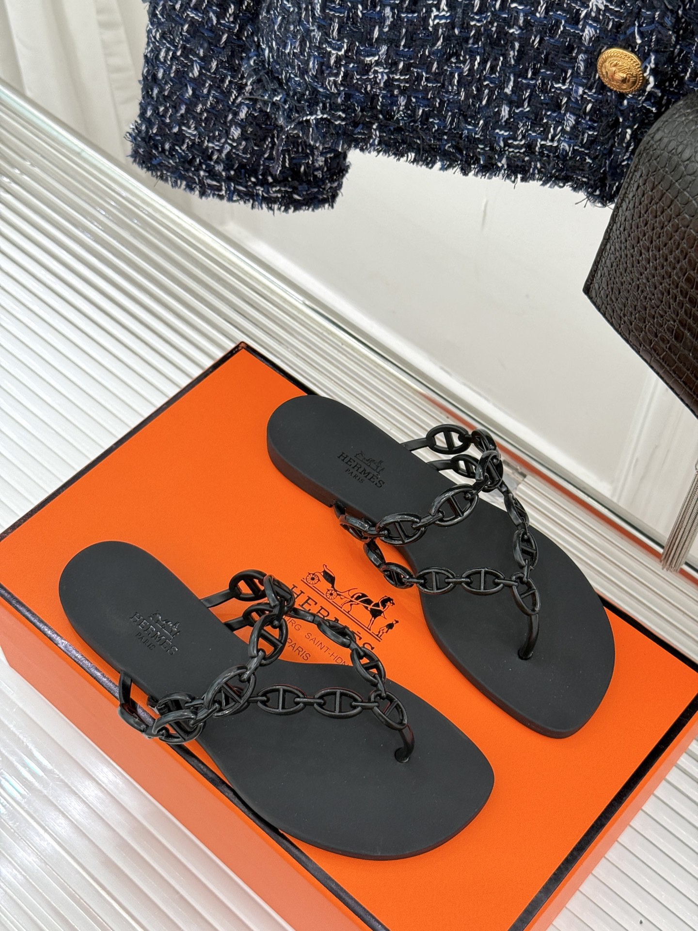 
Hermès/爱马仕经典猪鼻子链条
夹脚人字拖鞋
蜈蚣精的鞋柜没它可不行 🥰
性价比超高的链条拖 yy
