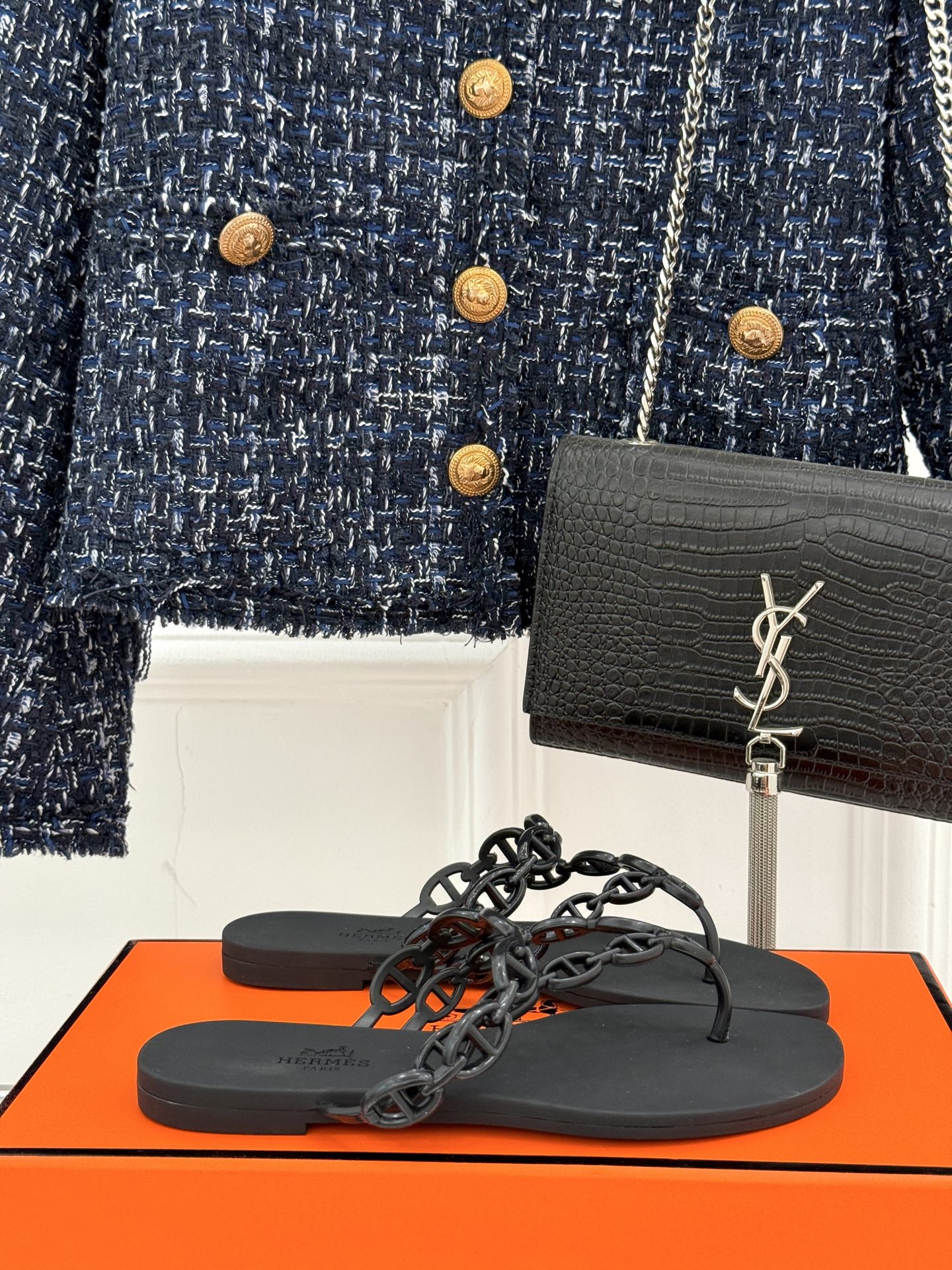 
Hermès/爱马仕经典猪鼻子链条
夹脚人字拖鞋
蜈蚣精的鞋柜没它可不行 🥰
性价比超高的链条拖 yy