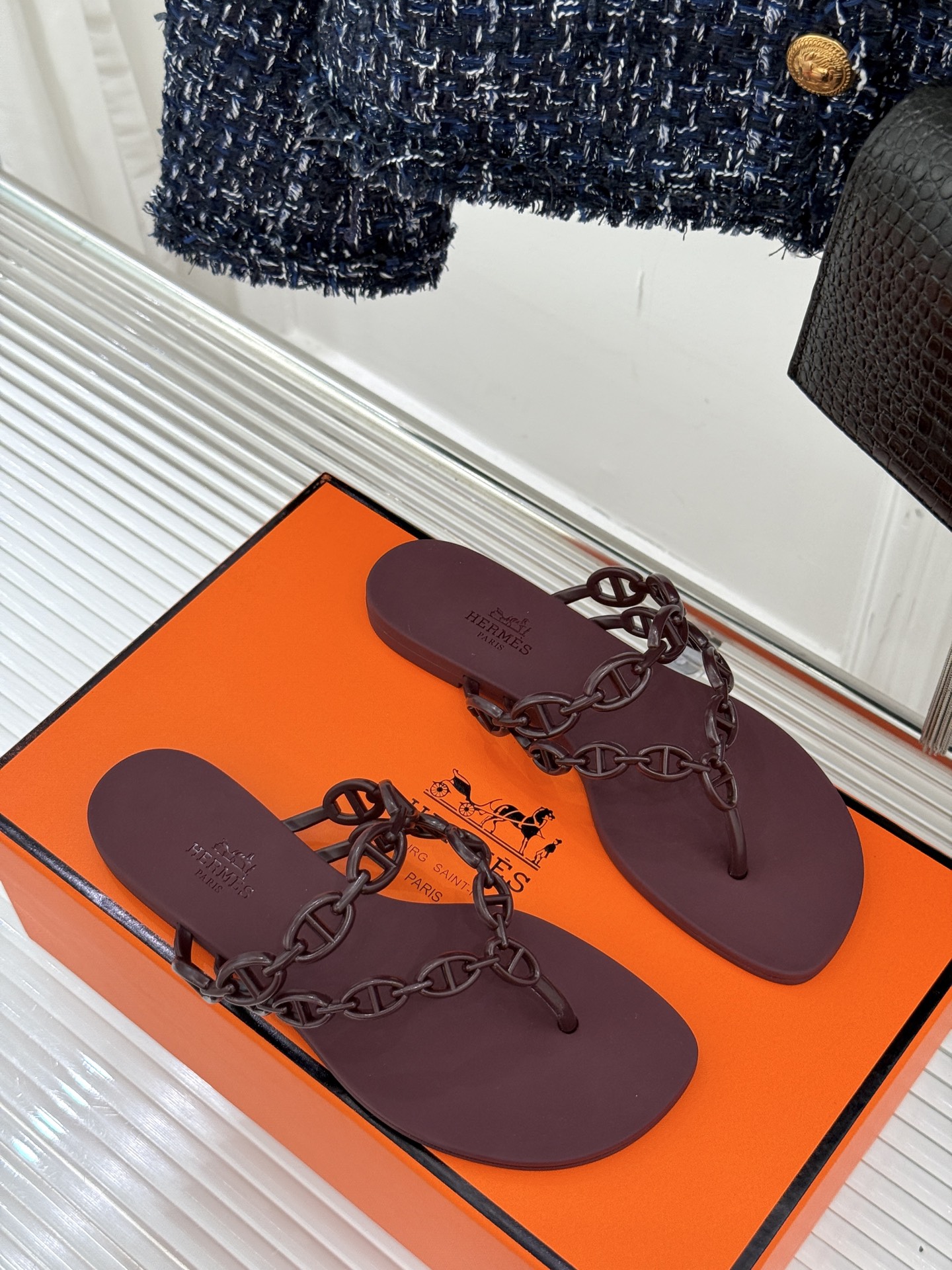 
Hermès/爱马仕经典猪鼻子链条
夹脚人字拖鞋
蜈蚣精的鞋柜没它可不行 🥰
性价比超高的链条拖 yy