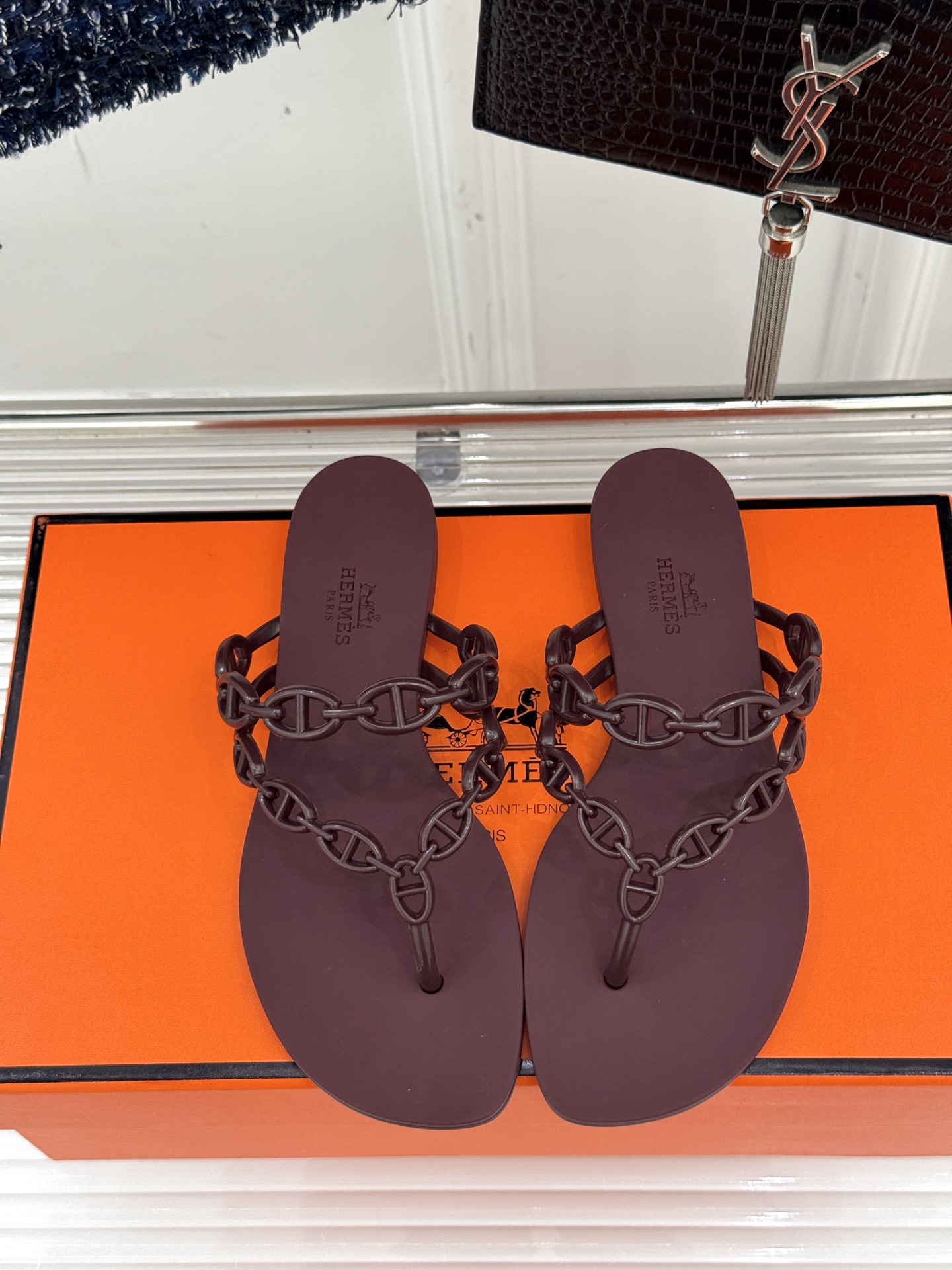 
Hermès/爱马仕经典猪鼻子链条
夹脚人字拖鞋
蜈蚣精的鞋柜没它可不行 🥰
性价比超高的链条拖 yy