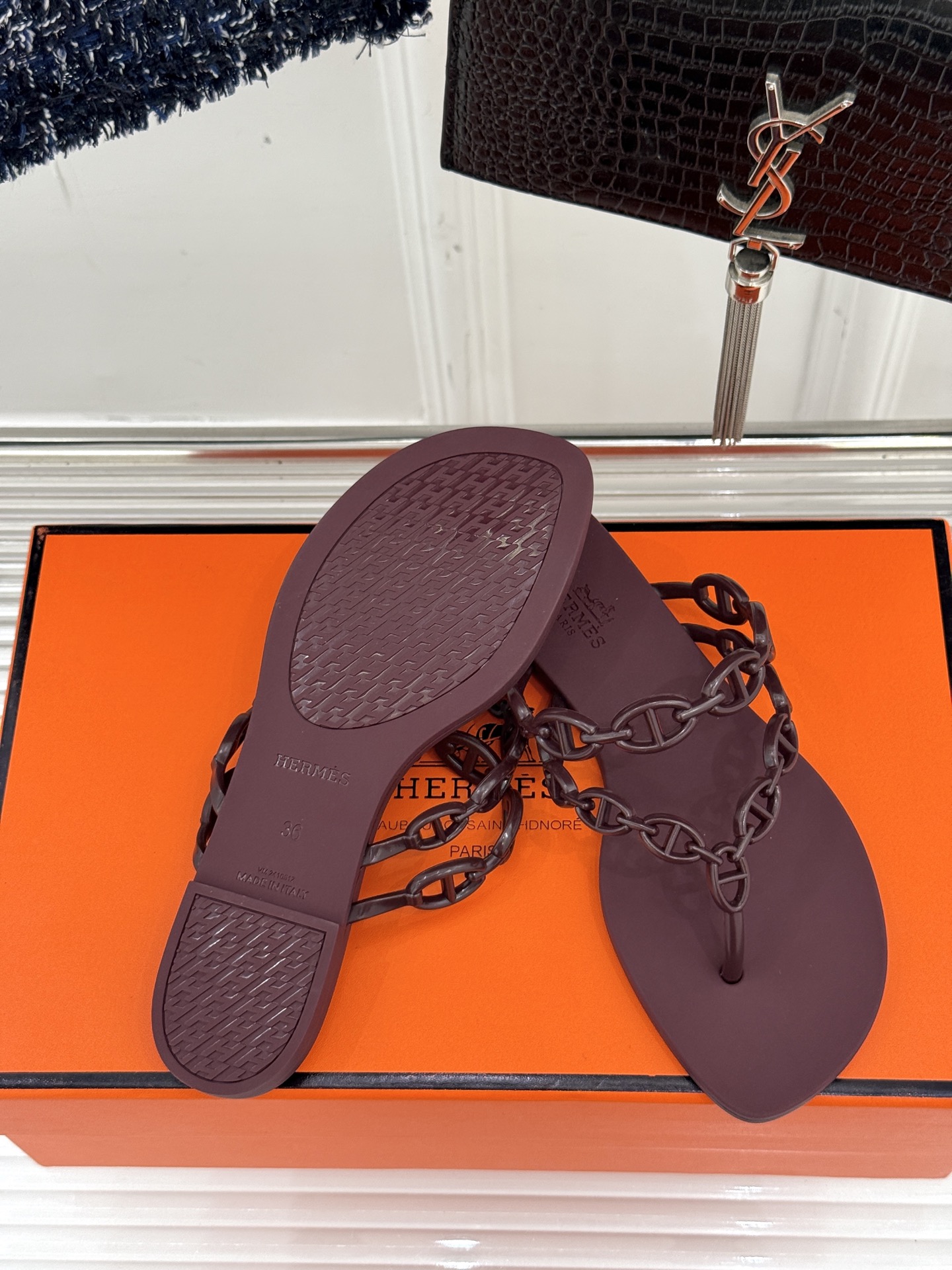 
Hermès/爱马仕经典猪鼻子链条
夹脚人字拖鞋
蜈蚣精的鞋柜没它可不行 🥰
性价比超高的链条拖 yy